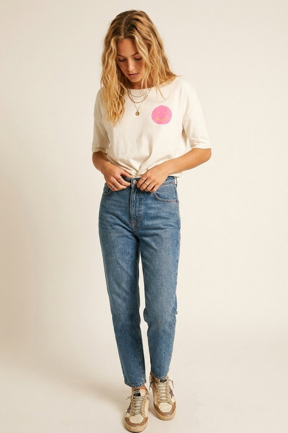 Sweat-shirt décontracté à manches courtes avec visage souriant blanc