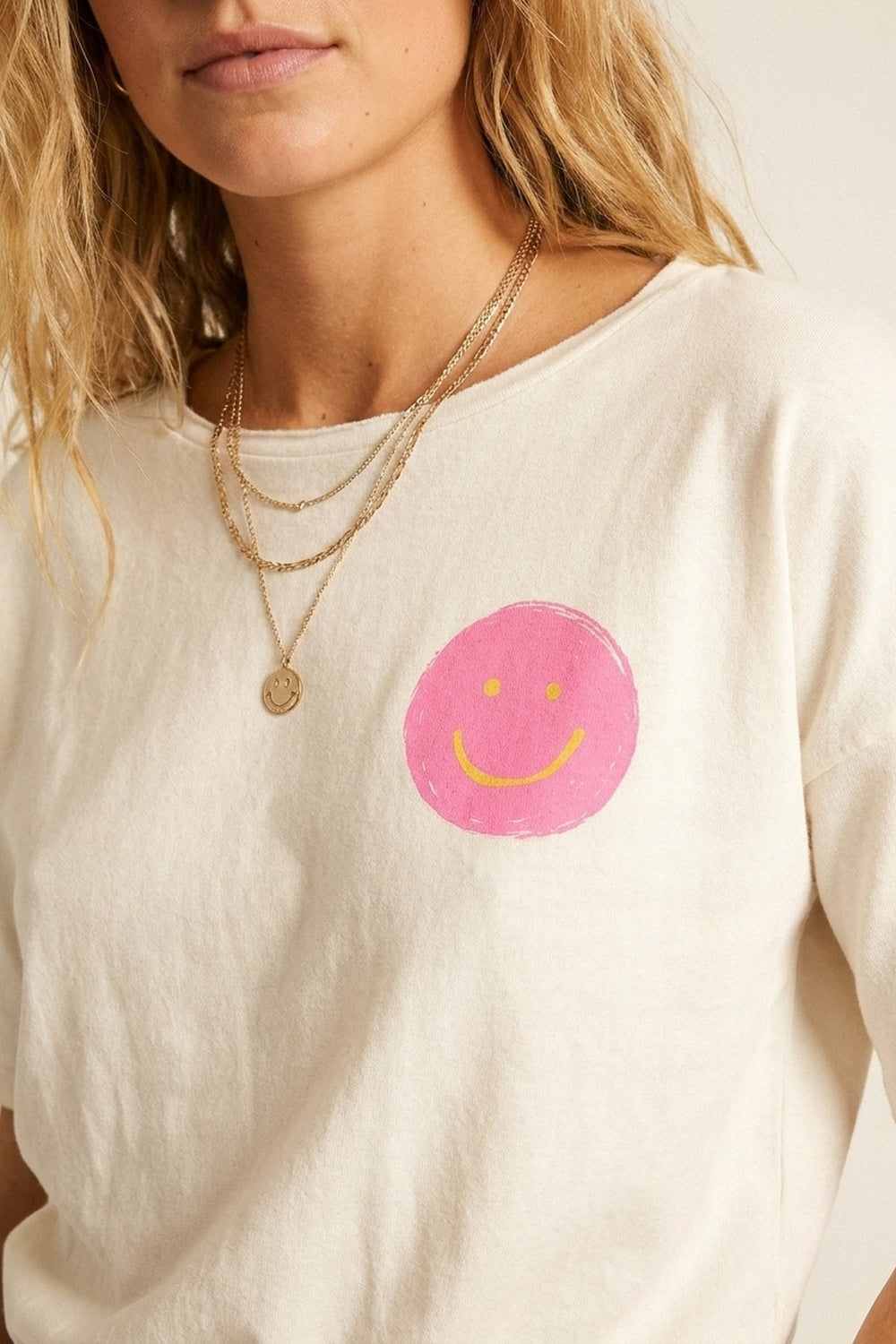 Sweat-shirt décontracté à manches courtes avec visage souriant blanc