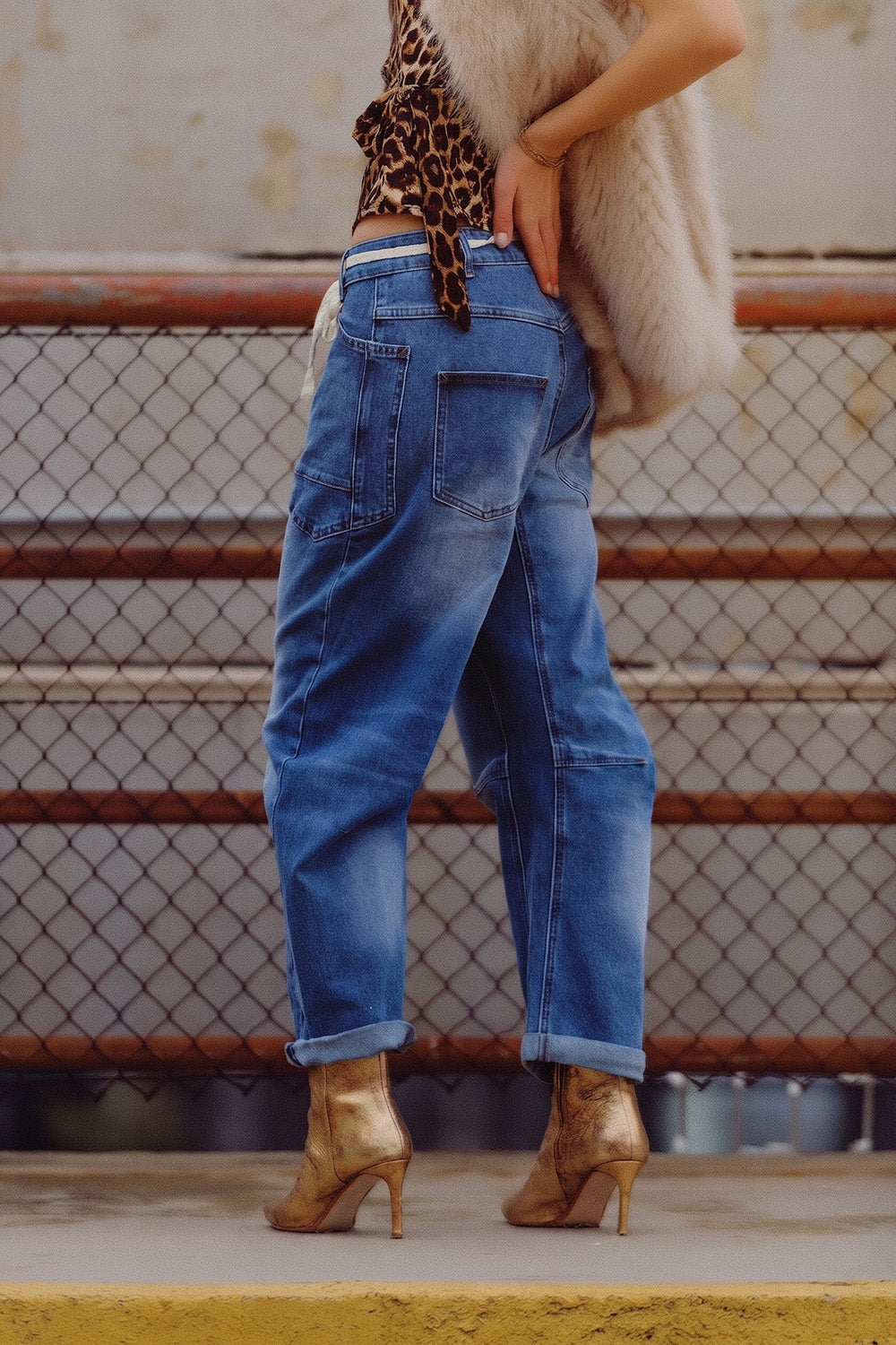 Jean bleu délavé moyen à jambes larges et ceinture.