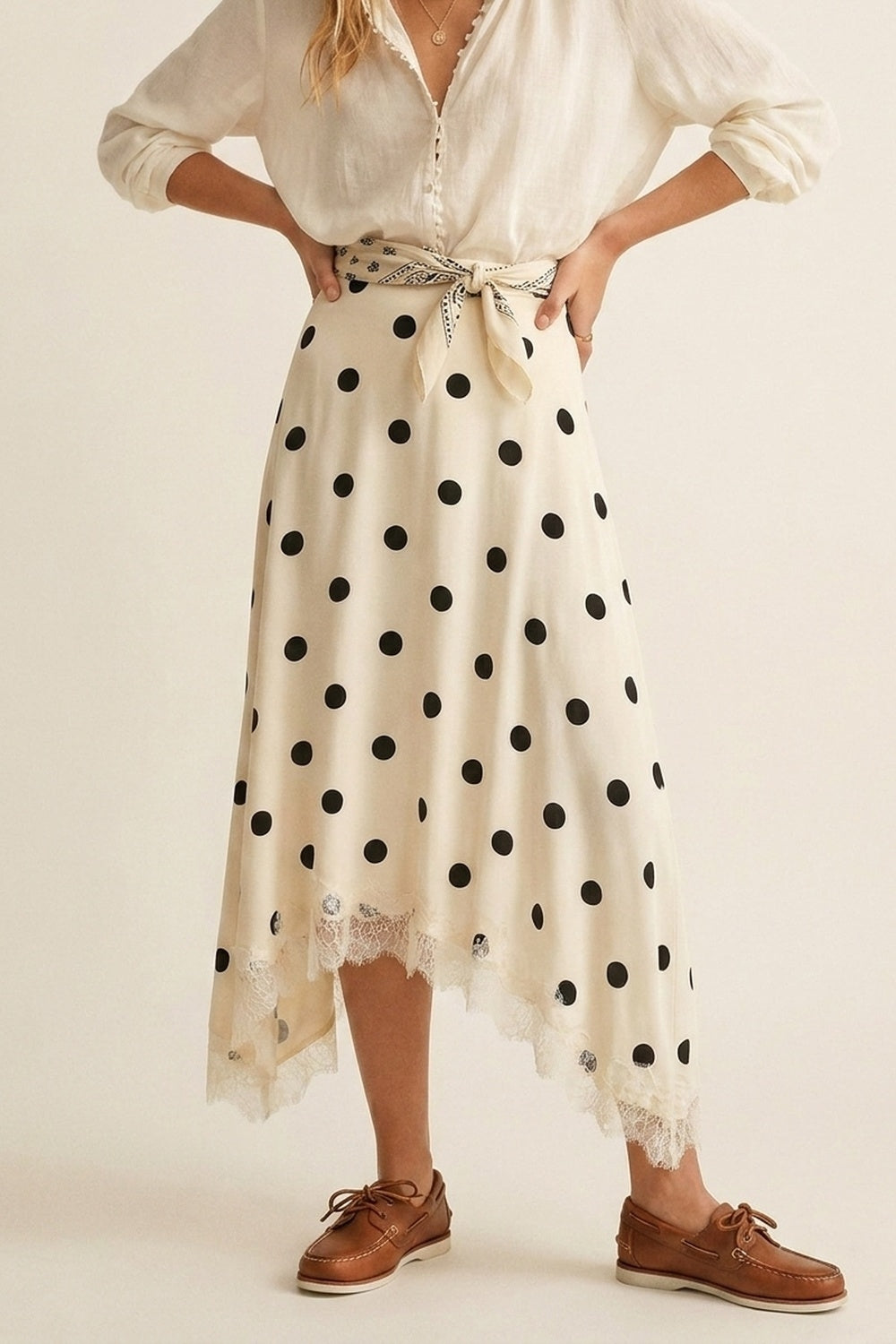 Jupe midi asymétrique en satin imprimé pois crème avec bordures en dentelle