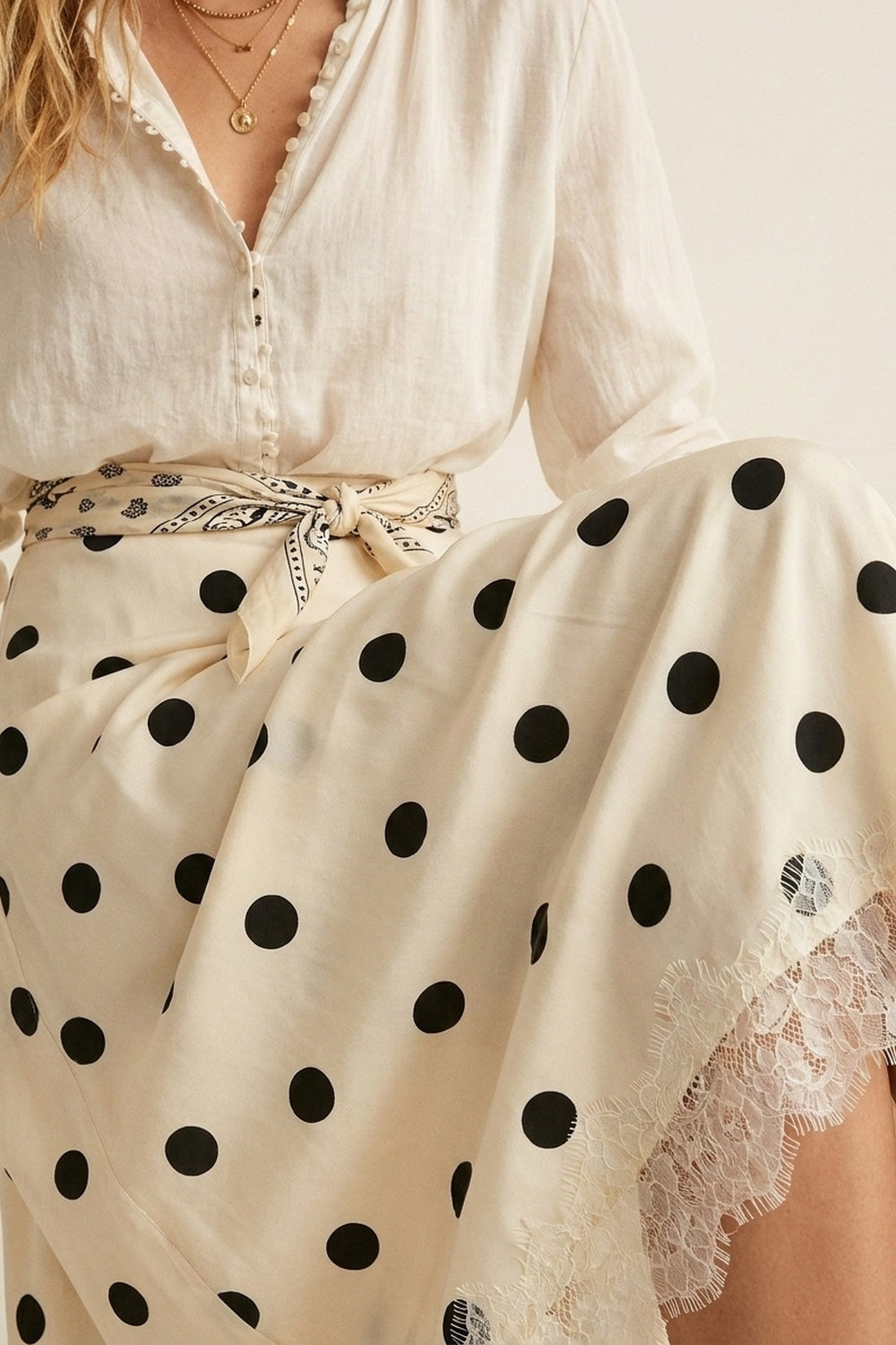 Jupe midi asymétrique en satin imprimé pois crème avec bordures en dentelle