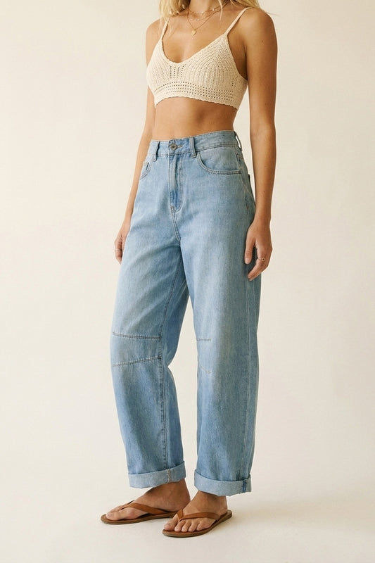 Jeans bleu clair à lavage léger avec détail de couture au genou