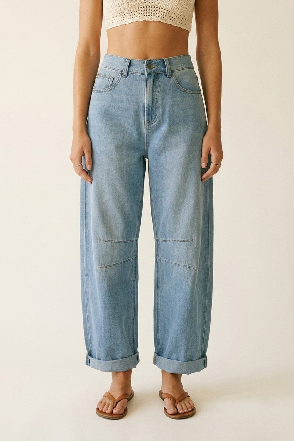 Jeans bleu clair à lavage léger avec détail de couture au genou