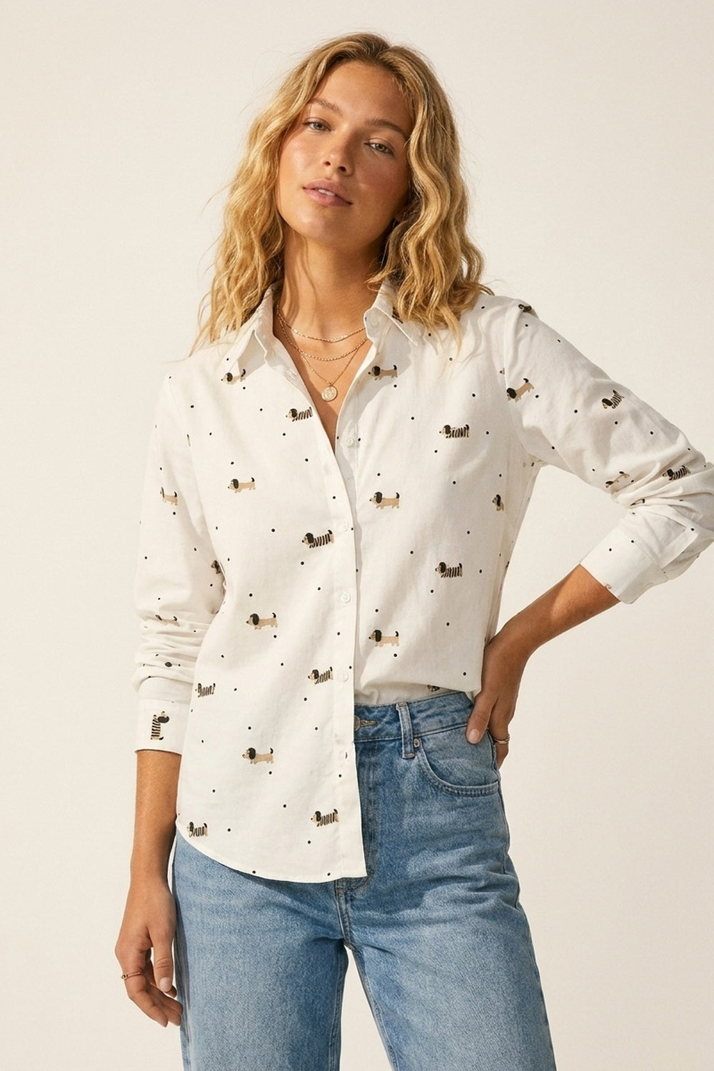 Chemise boutonnée blanche à imprimé chien joueur