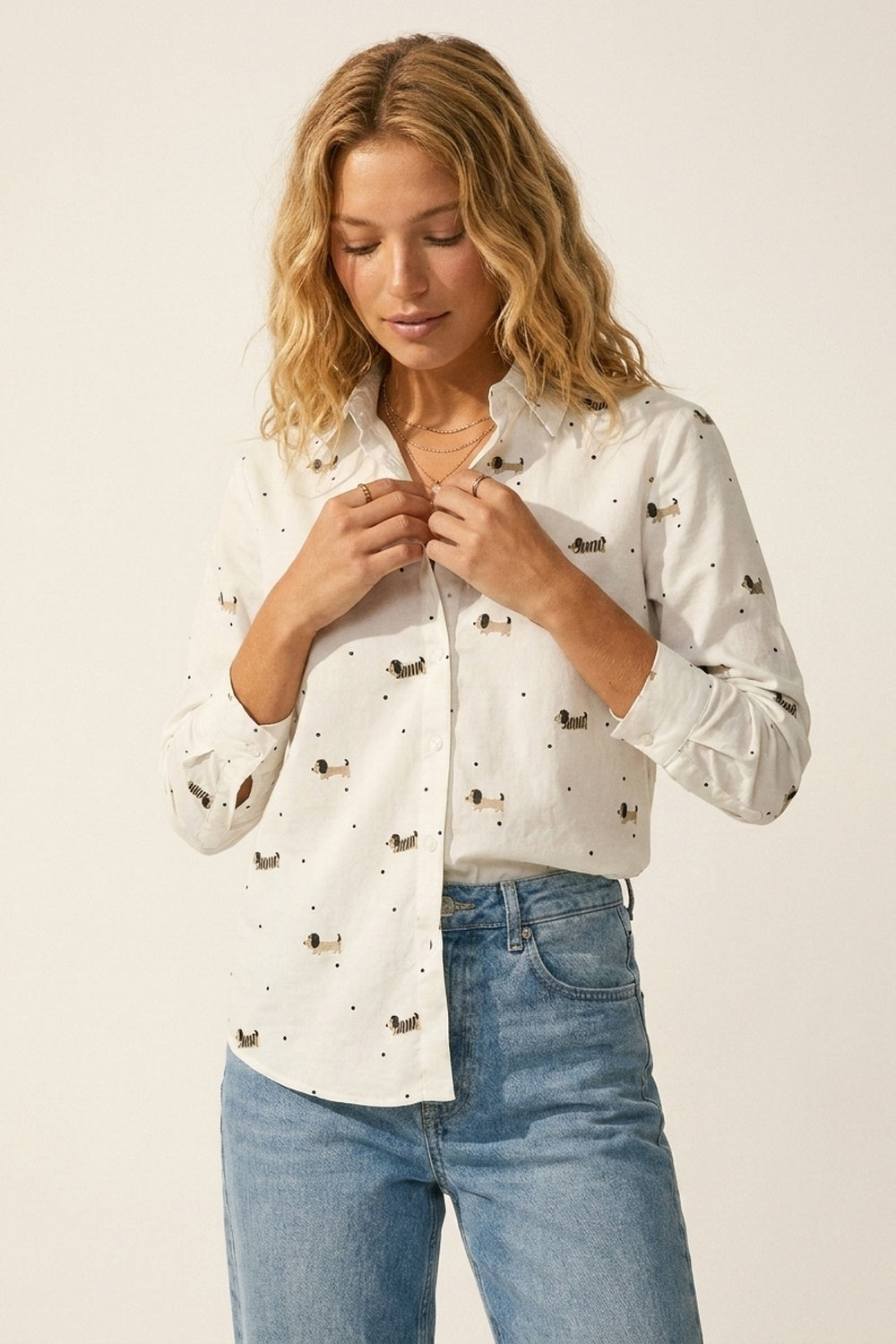 Chemise boutonnée blanche à imprimé chien joueur