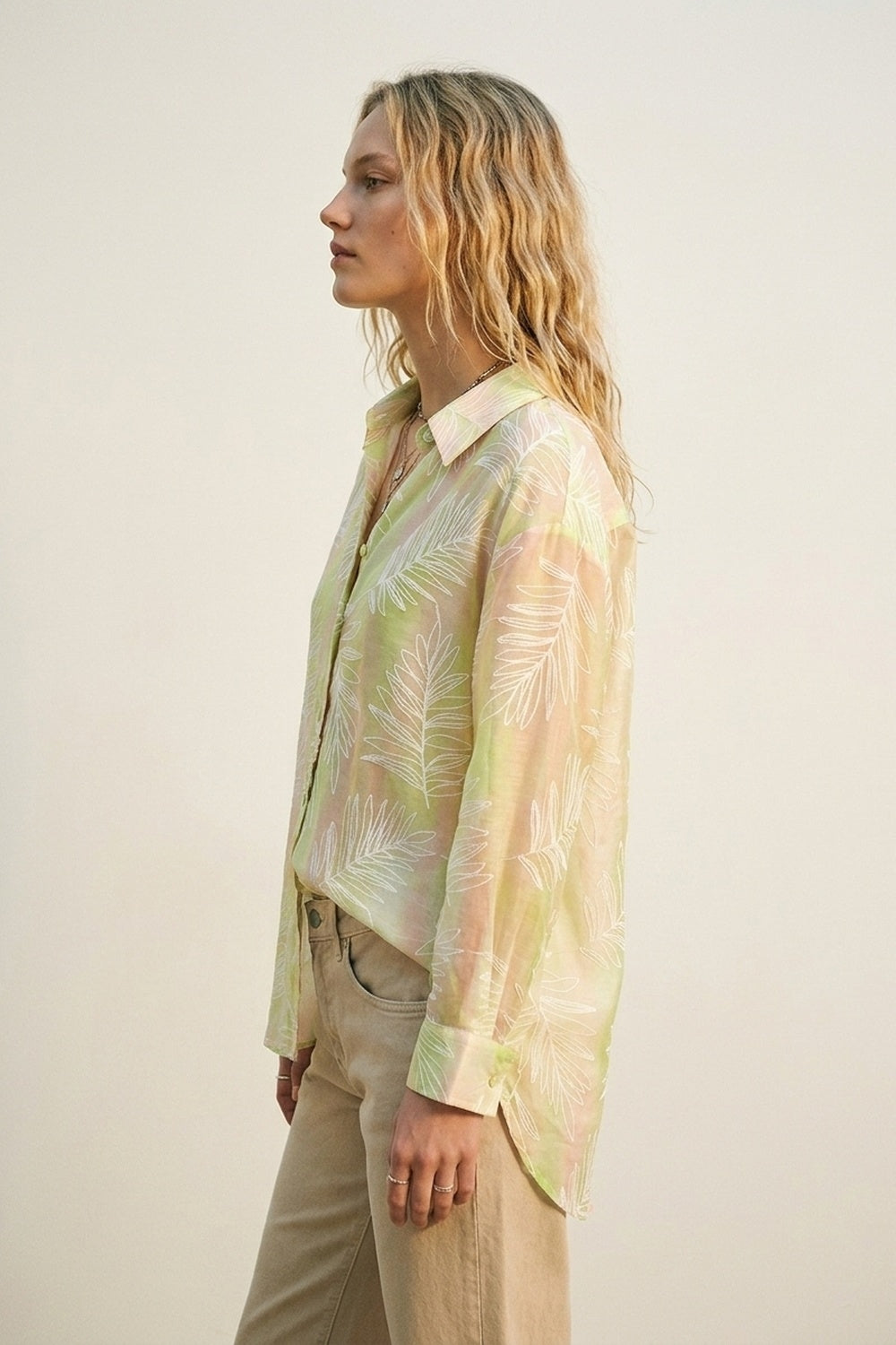 Chemise boutonnée à imprimé feuille verte en tissu translucide