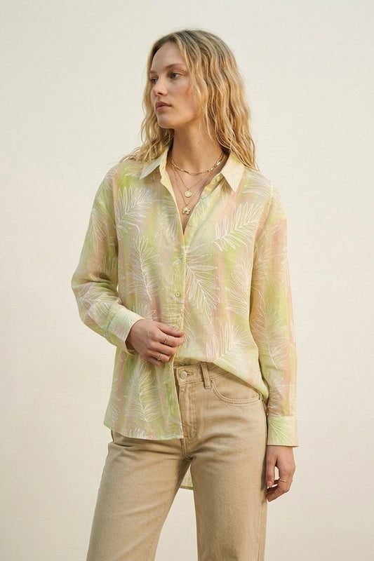 Chemise boutonnée à imprimé feuille verte en tissu translucide