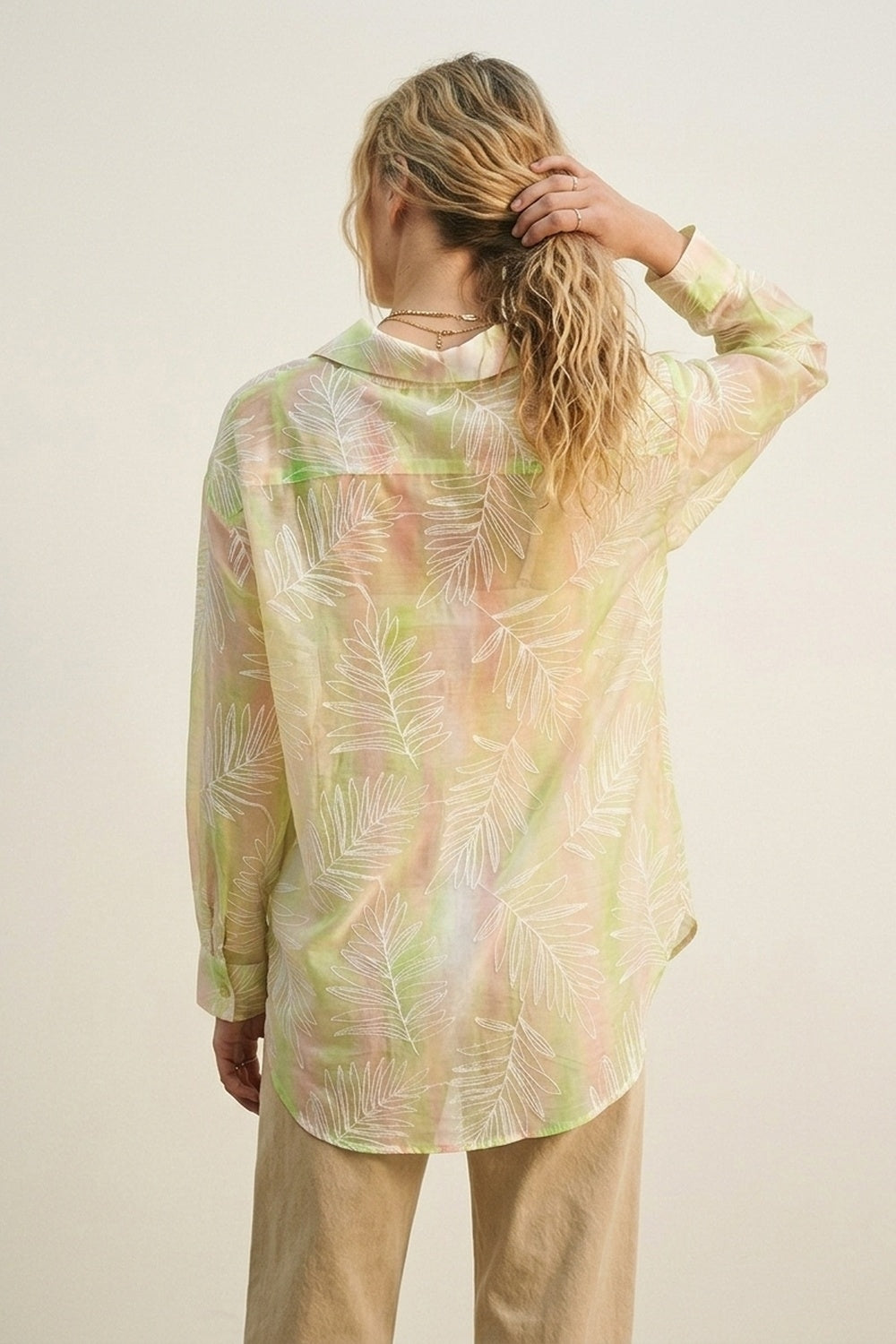 Chemise boutonnée à imprimé feuille verte en tissu translucide