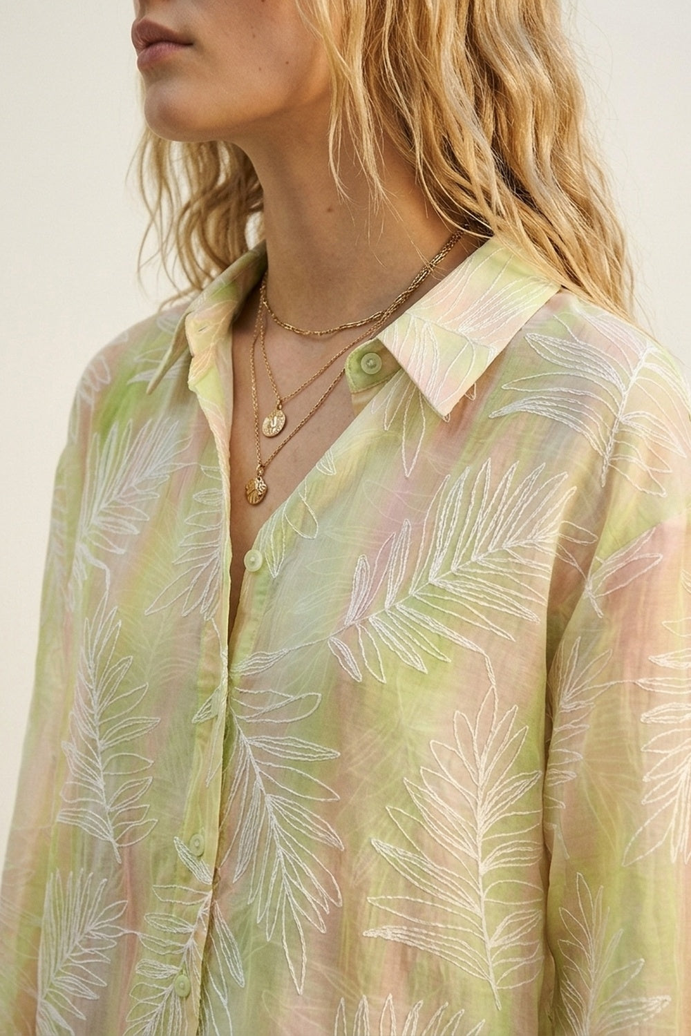 Chemise boutonnée à imprimé feuille verte en tissu translucide