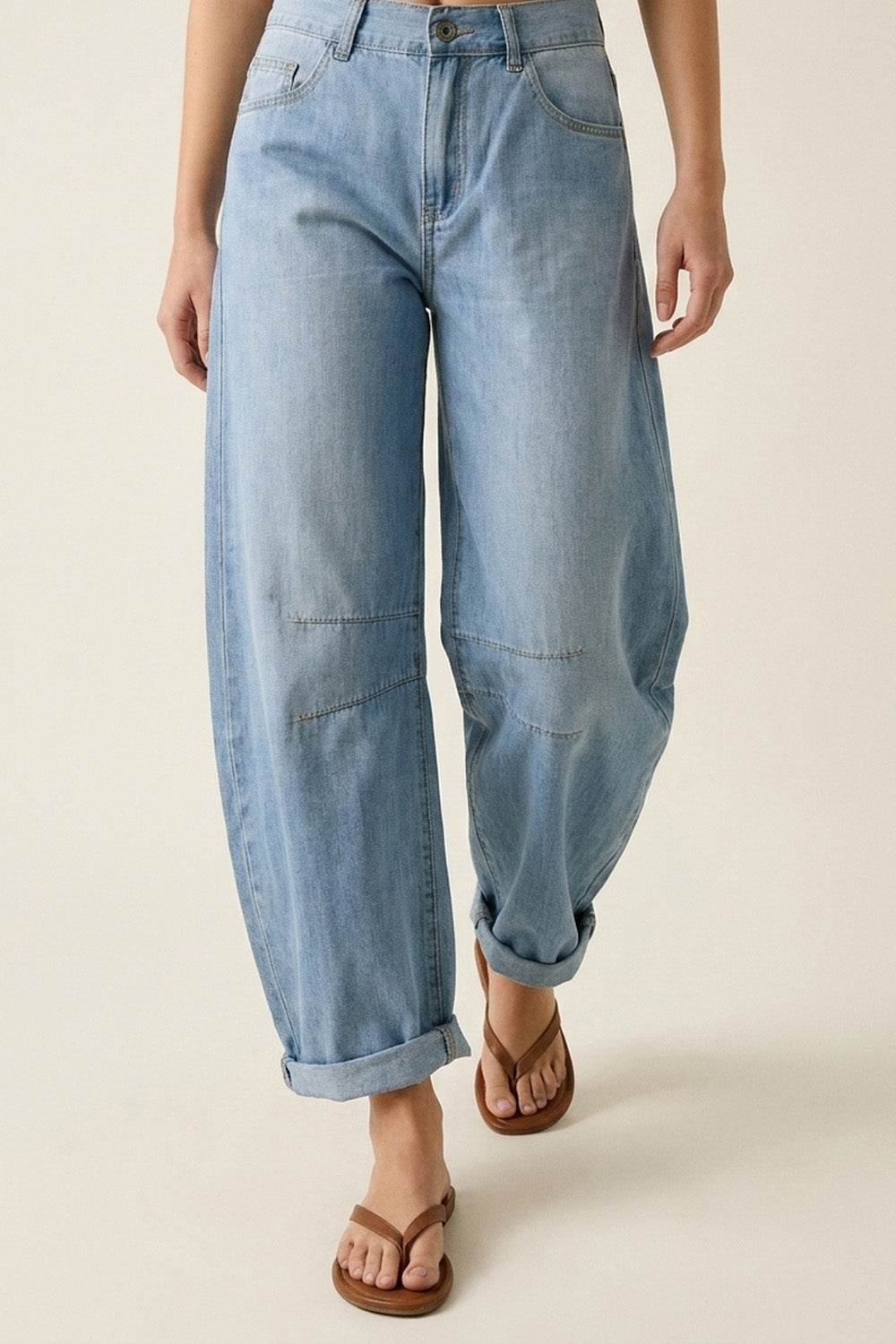 Jeans bleu clair à lavage léger avec détail de couture au genou