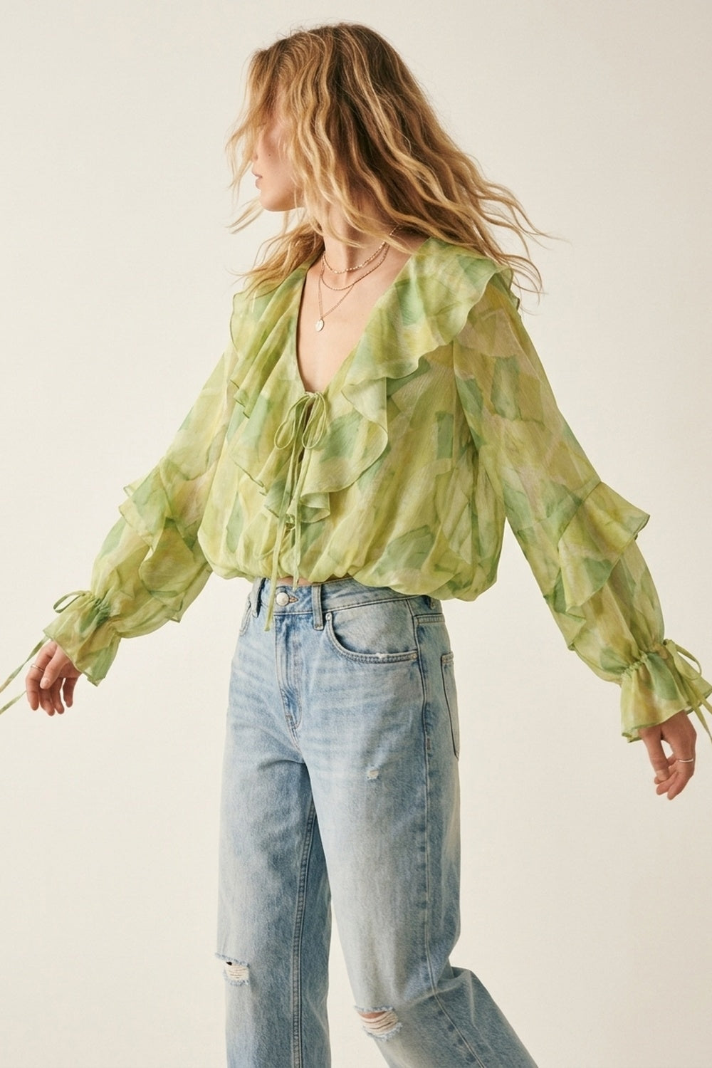 Blouse transparente à volants et nouée à l'avant vert clair