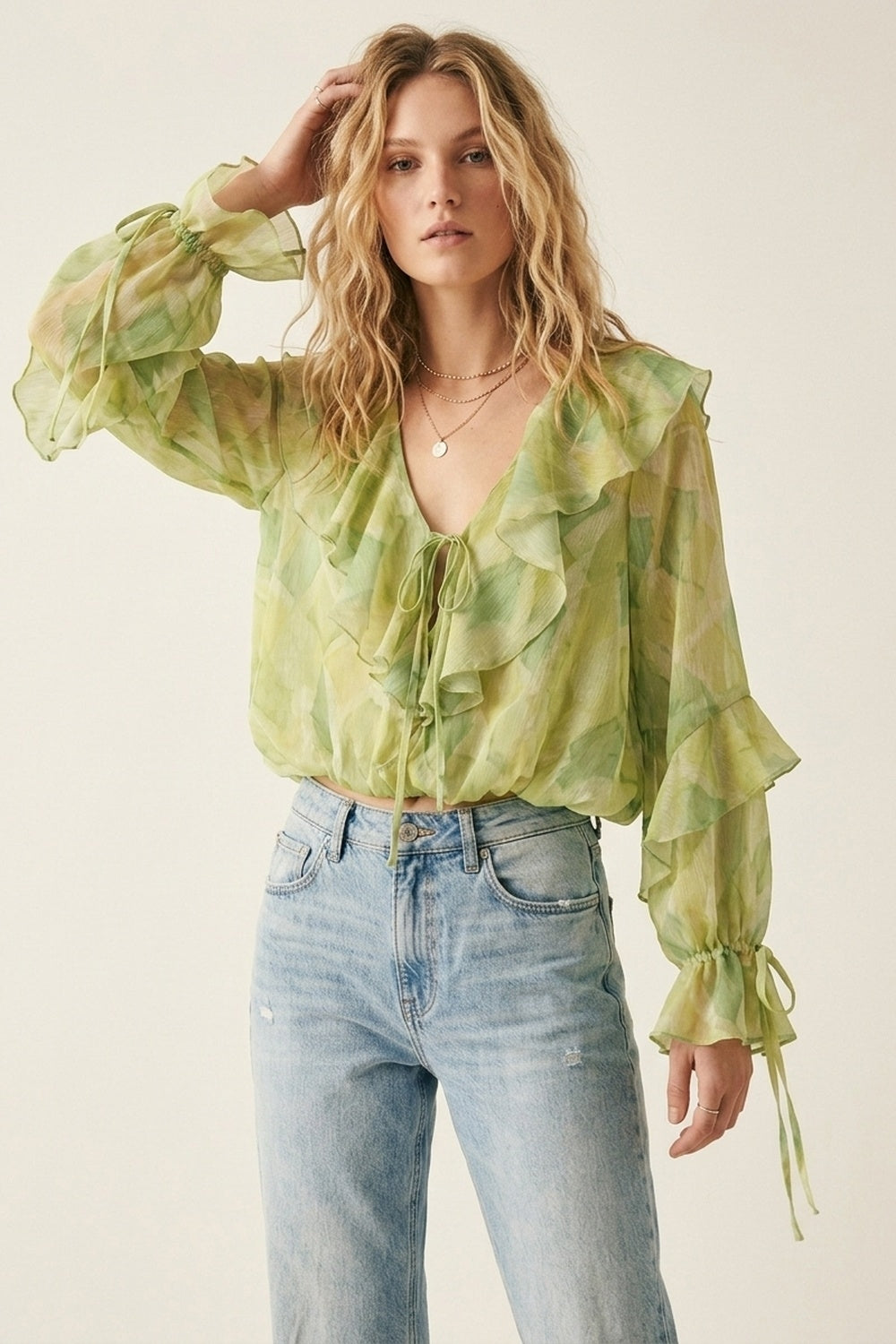Blouse transparente à volants et nouée à l'avant vert clair