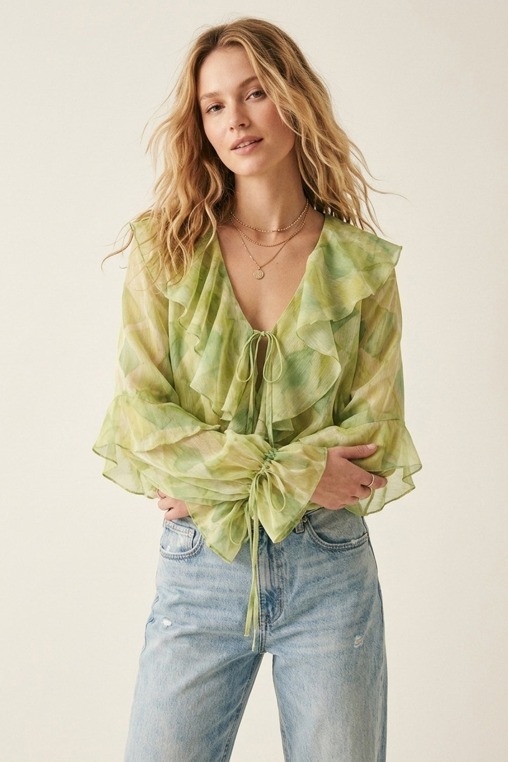 Blouse transparente à volants et nouée à l'avant vert clair