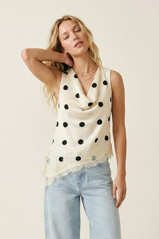 Top asymétrique sans manches en satin à pois crème bordé de dentelle