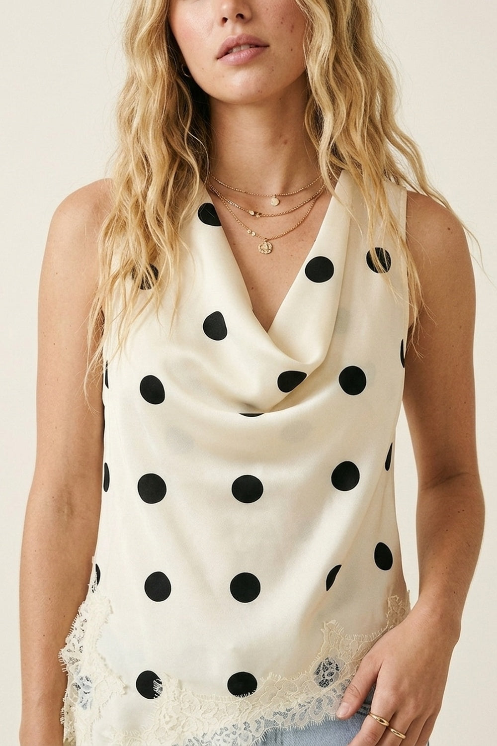 Top asymétrique sans manches en satin à pois crème bordé de dentelle