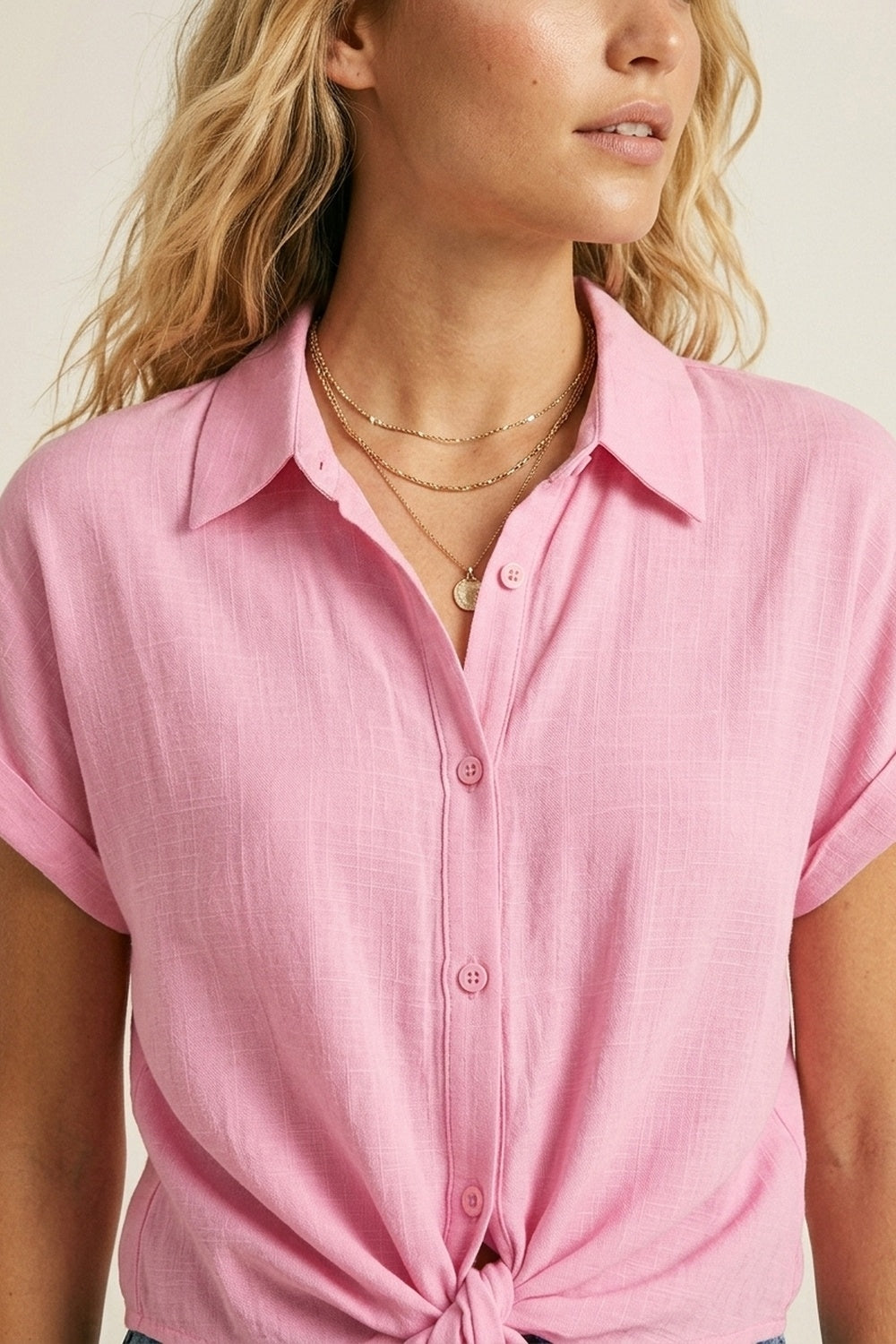 Chemise légère en tissu rose à manches courtes avec nœud à l'avant