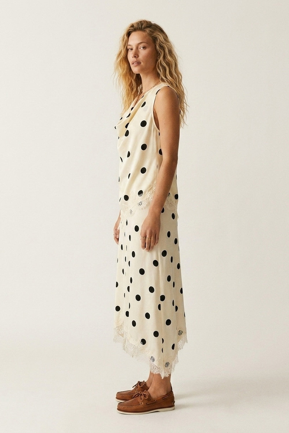 Top asymétrique sans manches en satin à pois crème bordé de dentelle