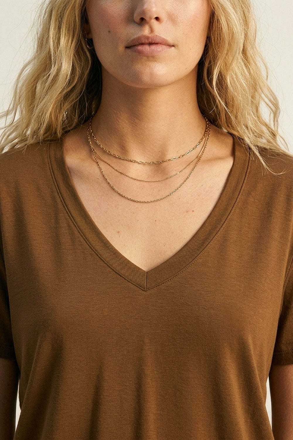 T-shirt marron doux à col en V large en tissu viscose