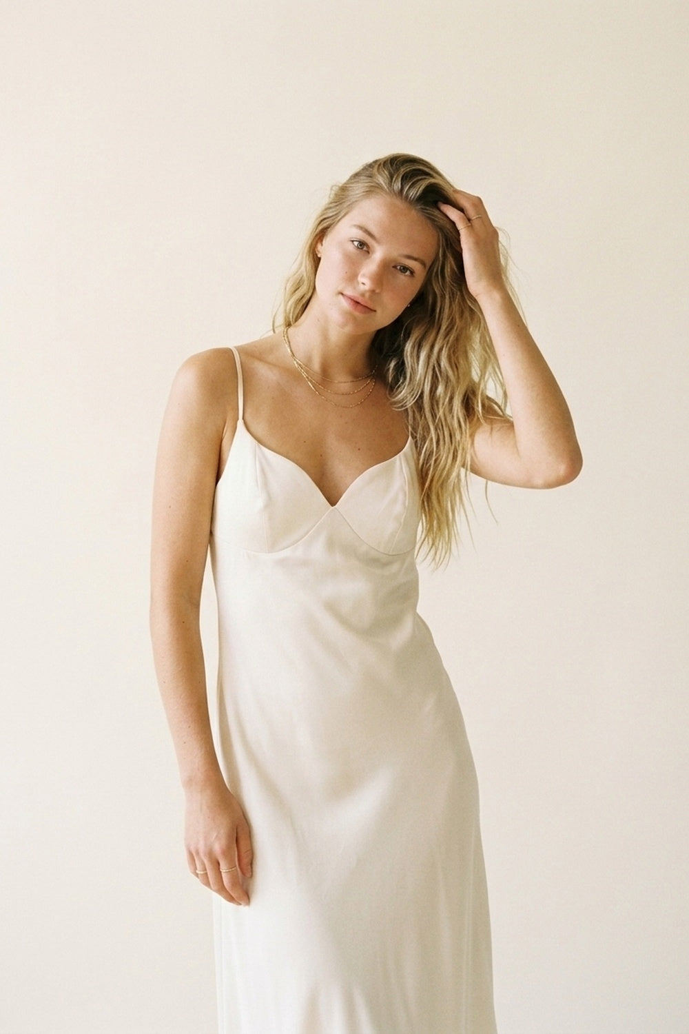 Robe nuisette crème avec bretelles ajustables et décolleté en V