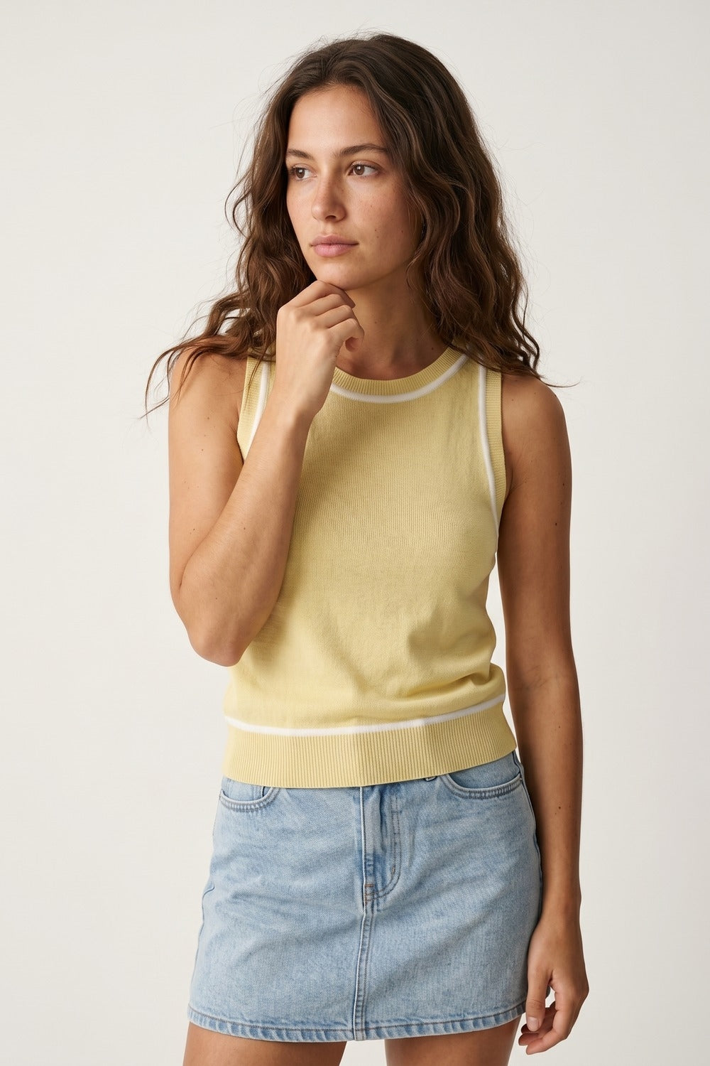 pull tricoté sans manches en jaune beurre avec détails de lignes blanches