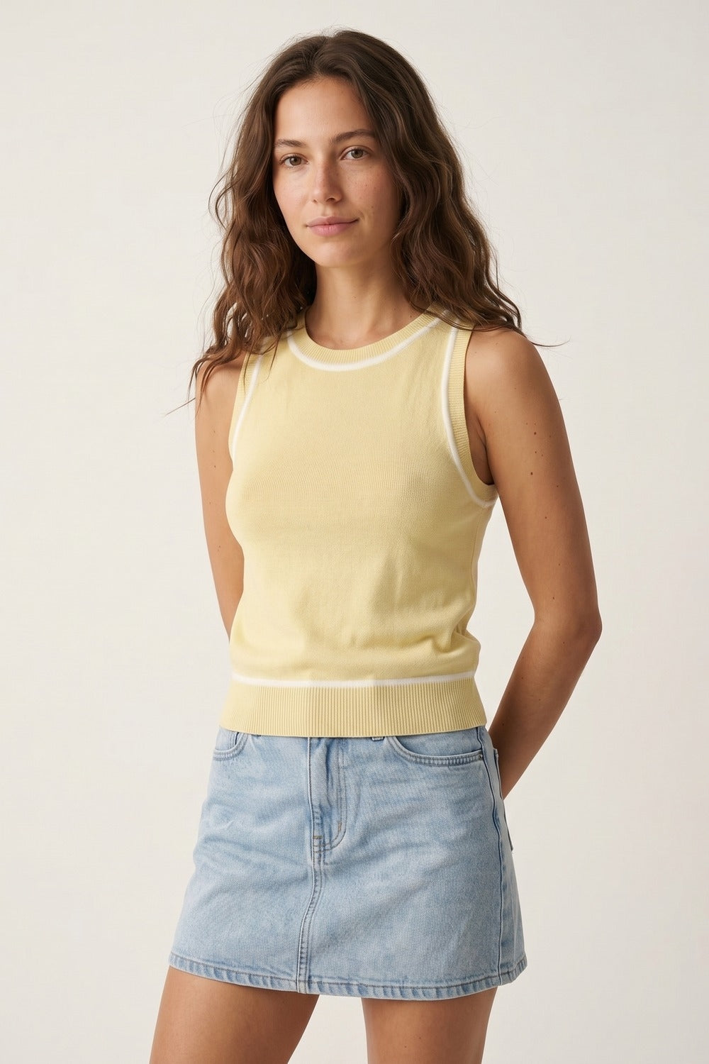 pull tricoté sans manches en jaune beurre avec détails de lignes blanches