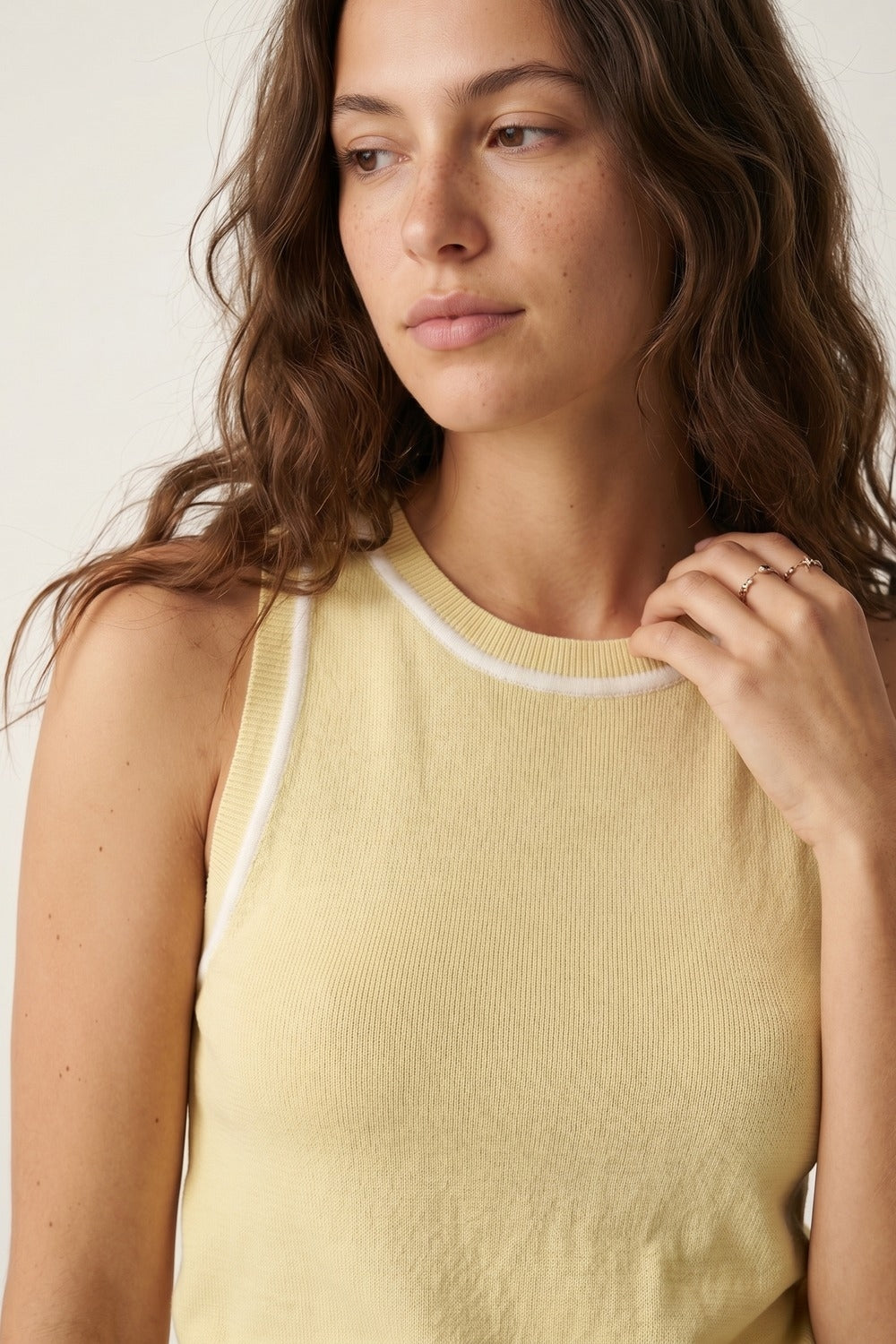 pull tricoté sans manches en jaune beurre avec détails de lignes blanches