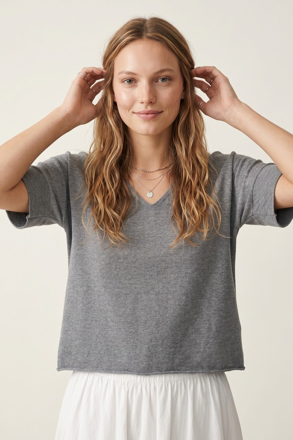 Pull en maille gris à manches courtes et col en V décontracté