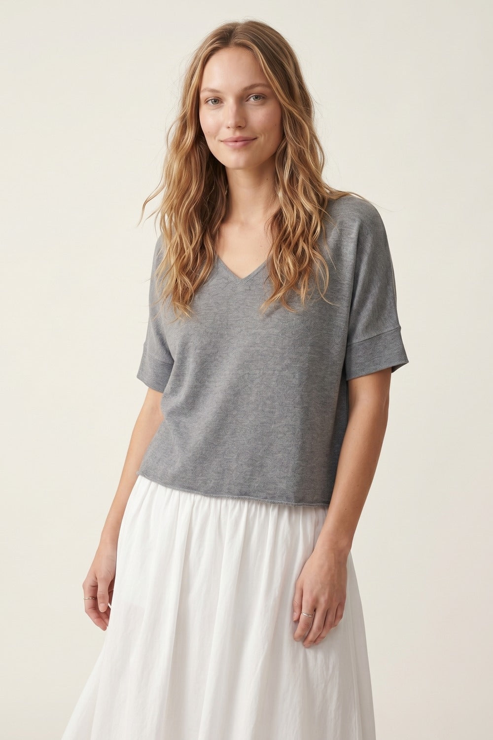 Pull en maille gris à manches courtes et col en V décontracté
