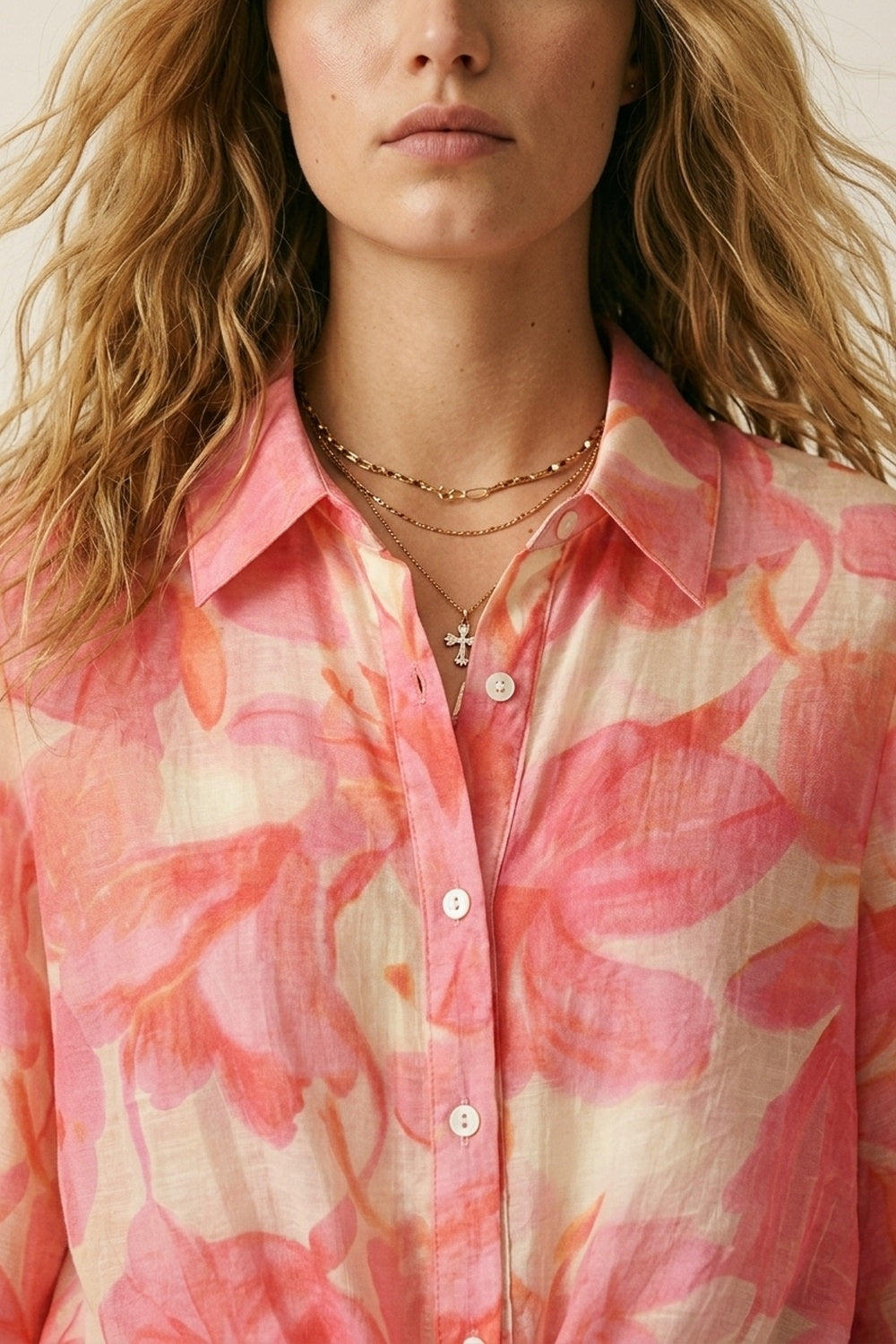 Chemise boutonnée à manches longues à imprimé floral rose