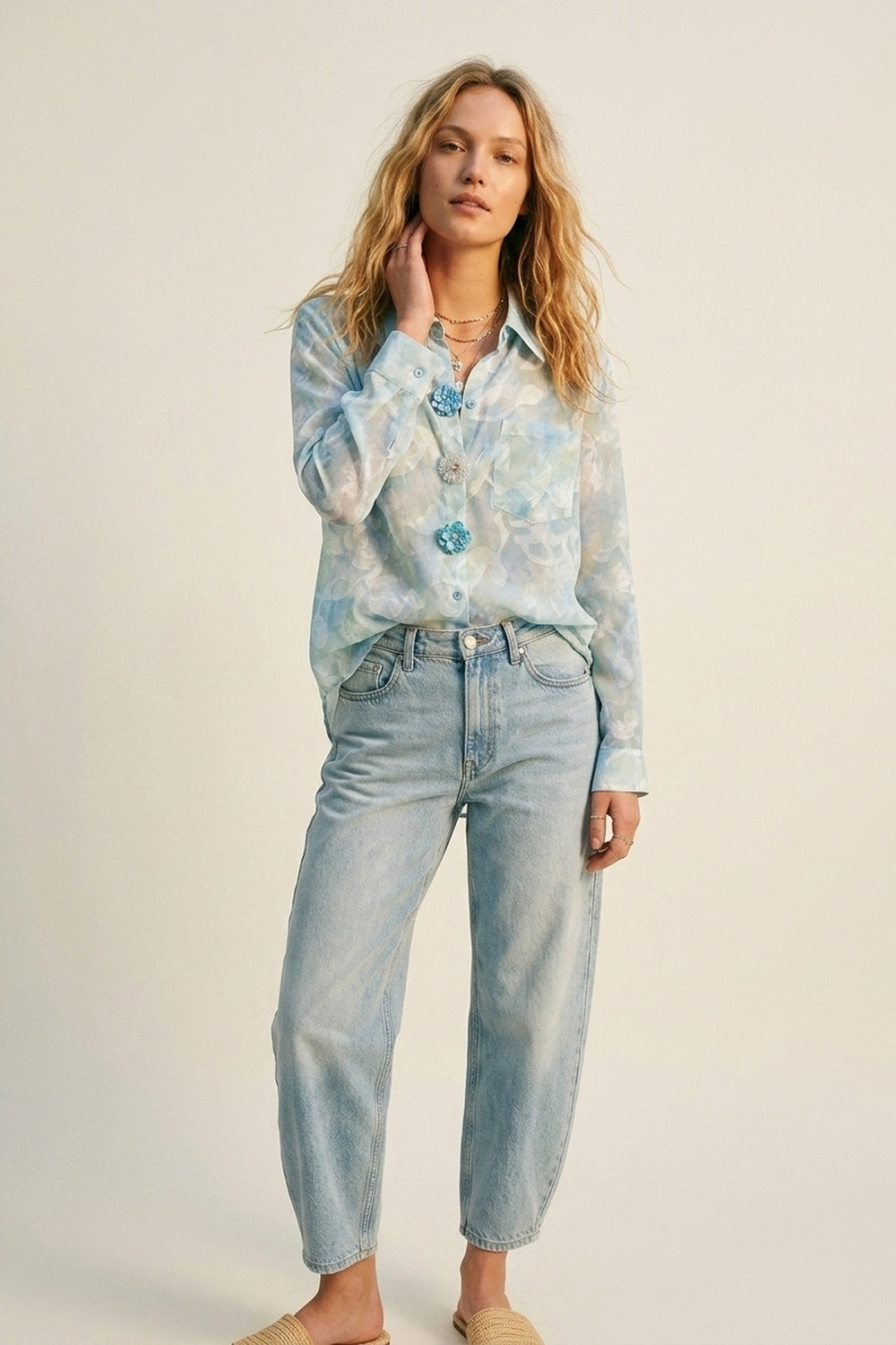 Chemise en chiffon légère à imprimé floral et boutons en bleu clair