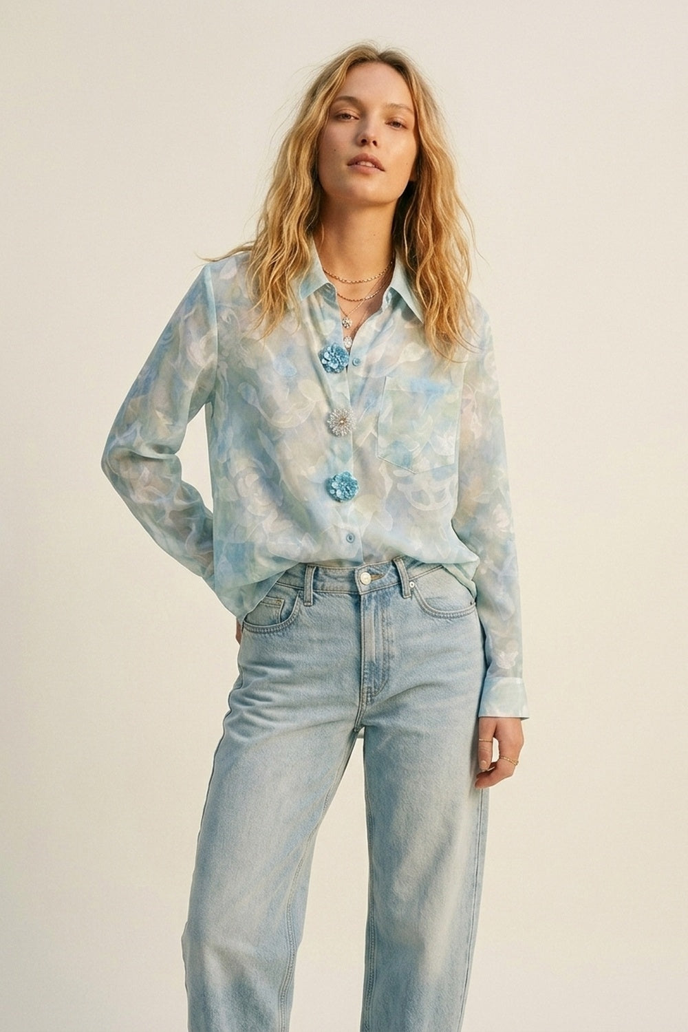 Chemise en chiffon légère à imprimé floral et boutons en bleu clair