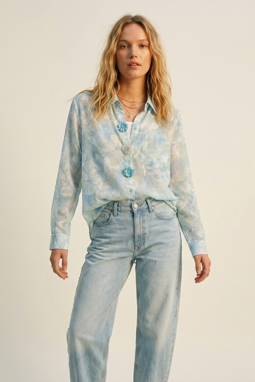 Chemise en chiffon légère à imprimé floral et boutons en bleu clair