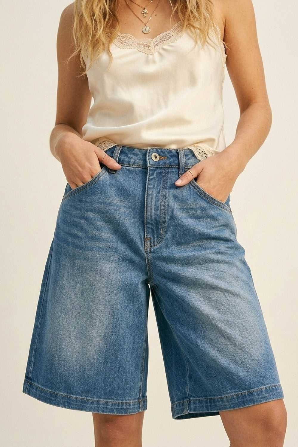 Short à jambes larges en denim bleu légèrement délavé