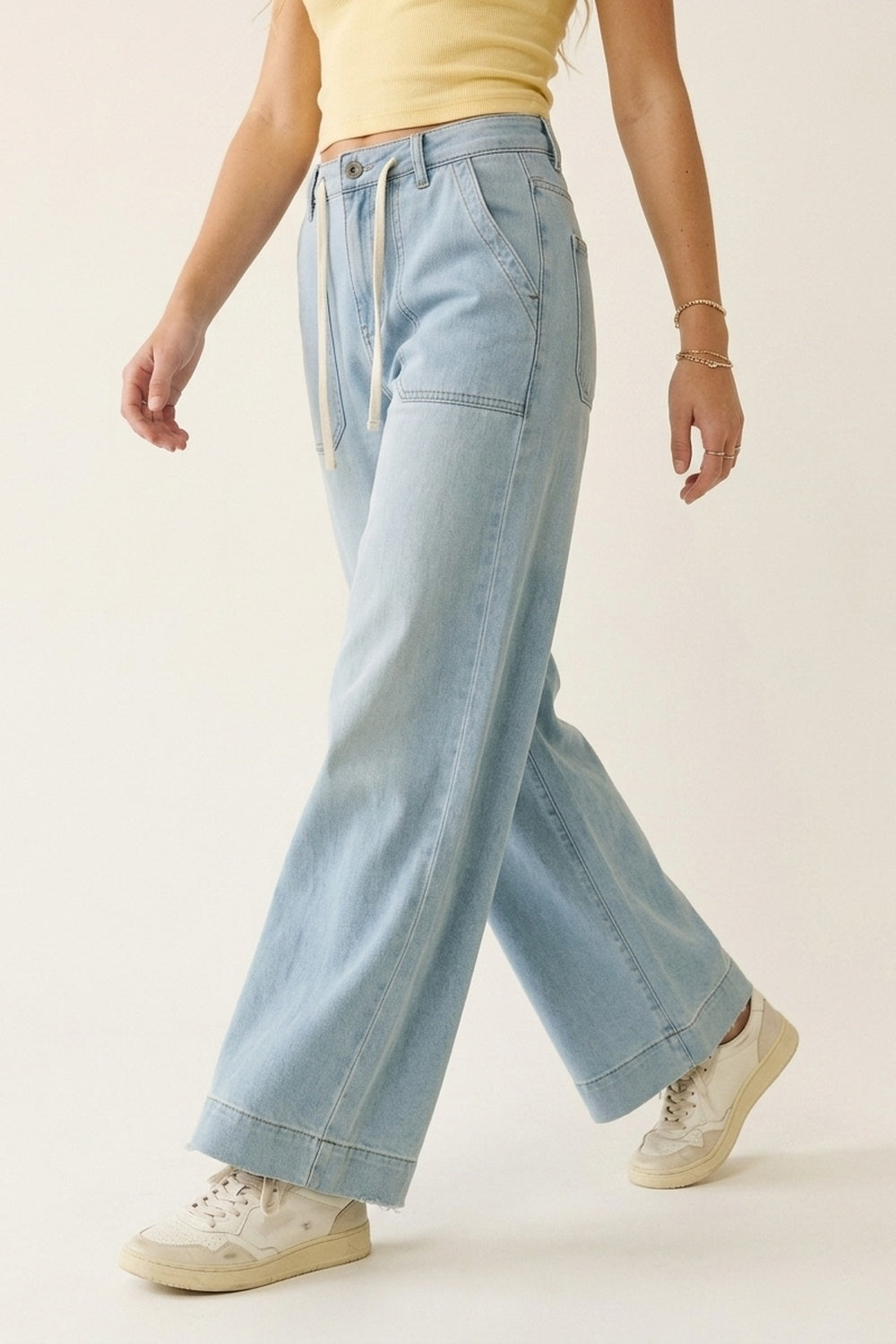 Pantalon en denim bleu clair à jambes larges avec taille à cordon