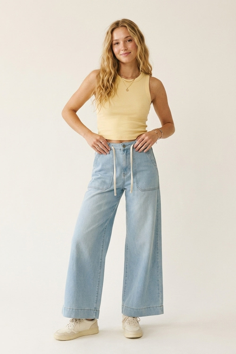 Pantalon en denim bleu clair à jambes larges avec taille à cordon