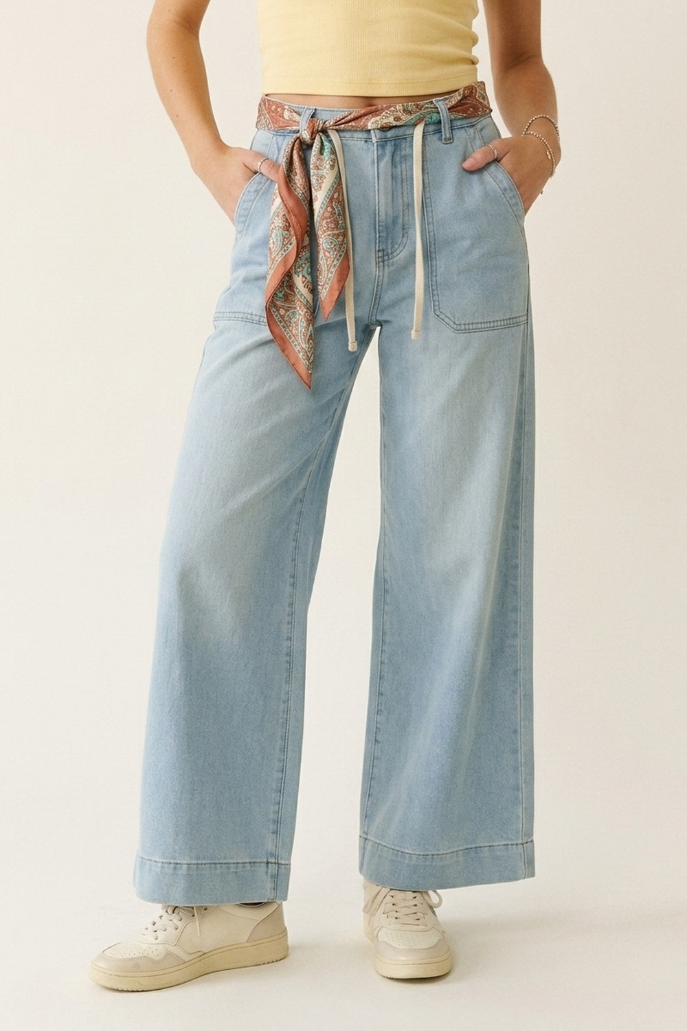 Pantalon en denim bleu clair à jambes larges avec taille à cordon