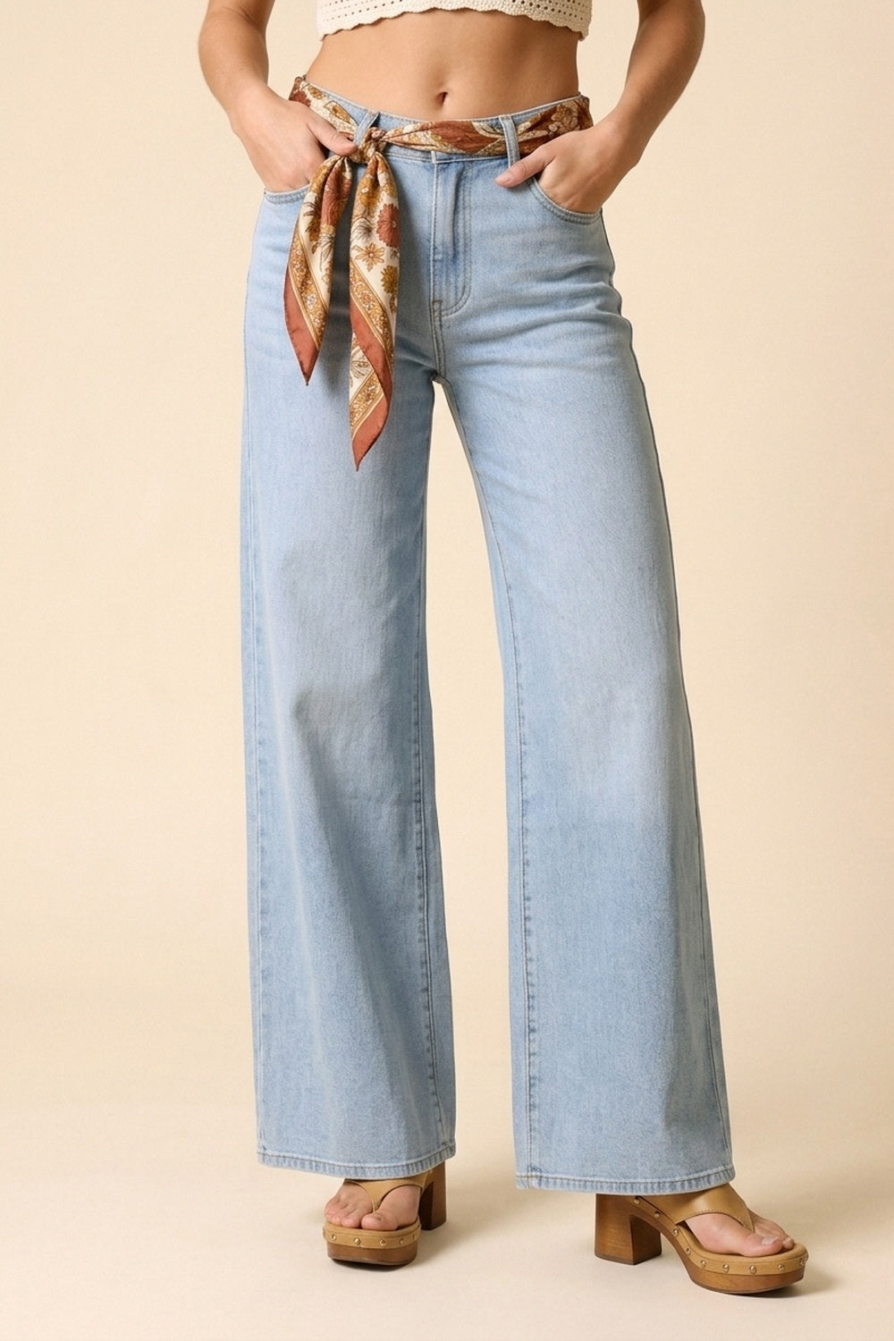 Denim à jambes larges et taille haute en délavé bleu clair
