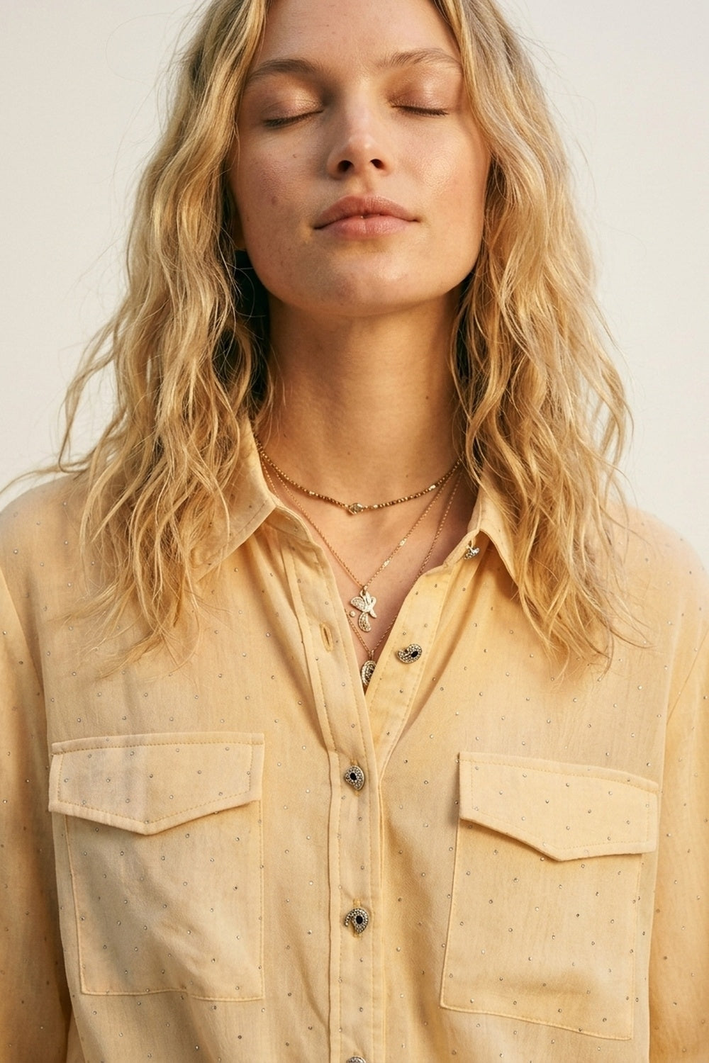 Chemise jaune tie-dye en chiffon avec détails en strass