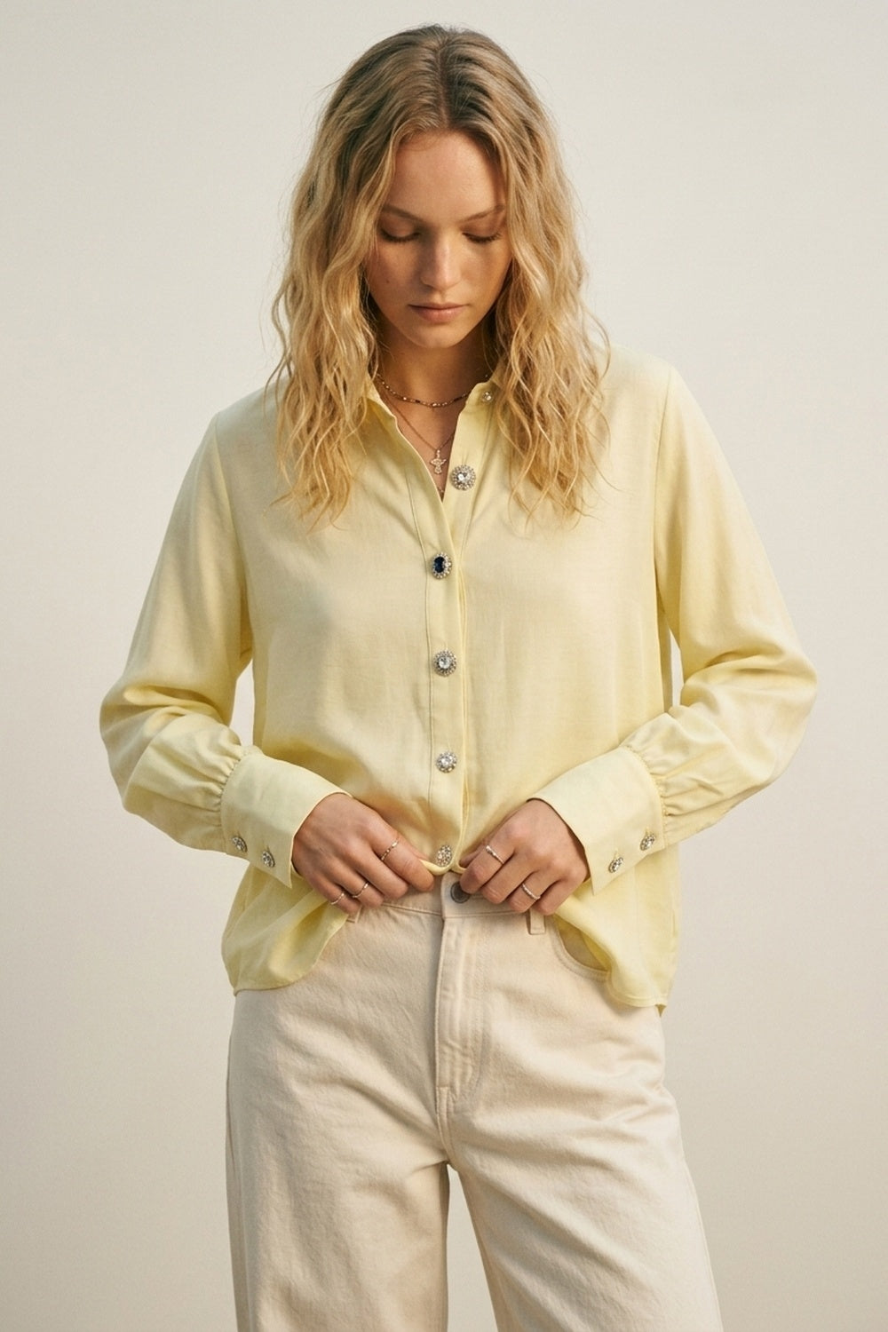 Chemise boutonnière jaune beurre avec boutons sur les poignets