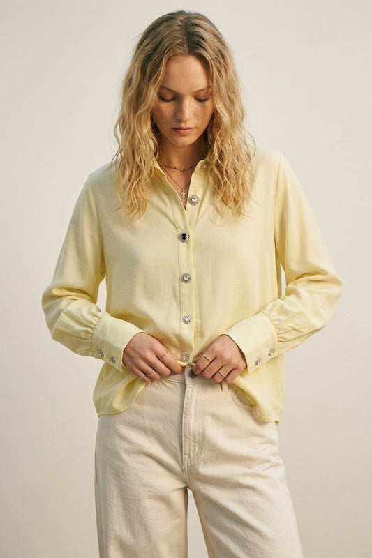 Chemise boutonnière jaune beurre avec boutons sur les poignets