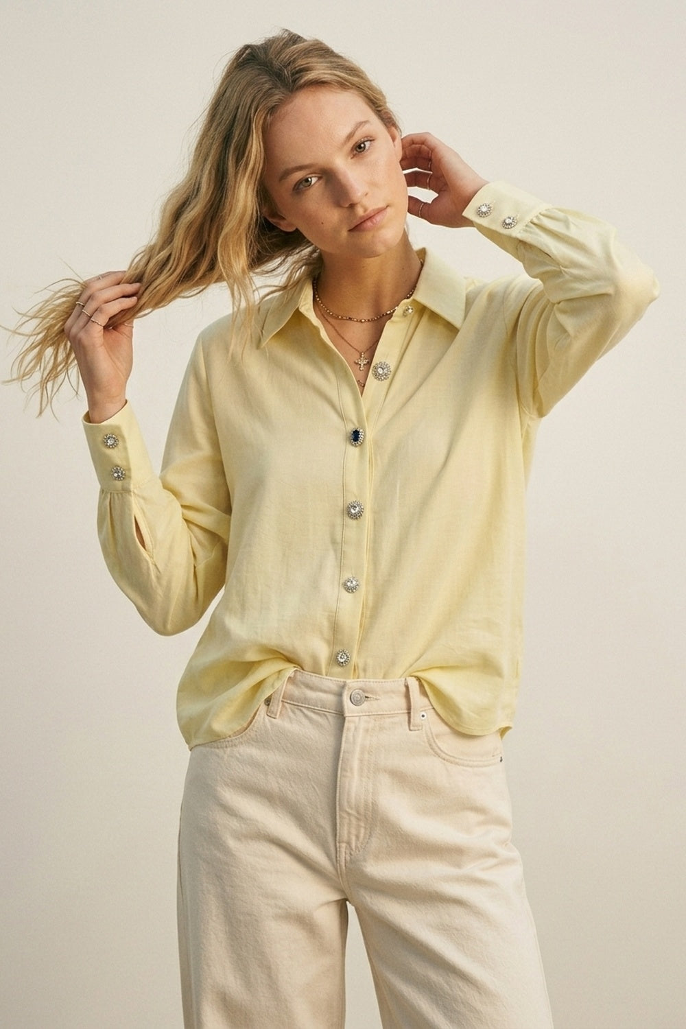 Chemise boutonnière jaune beurre avec boutons sur les poignets