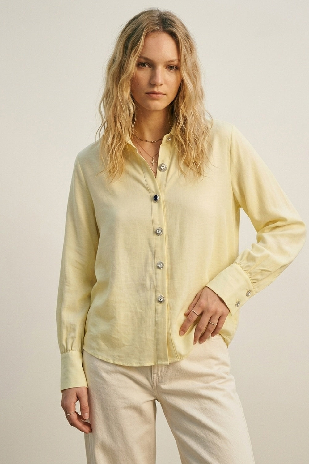Chemise boutonnière jaune beurre avec boutons sur les poignets