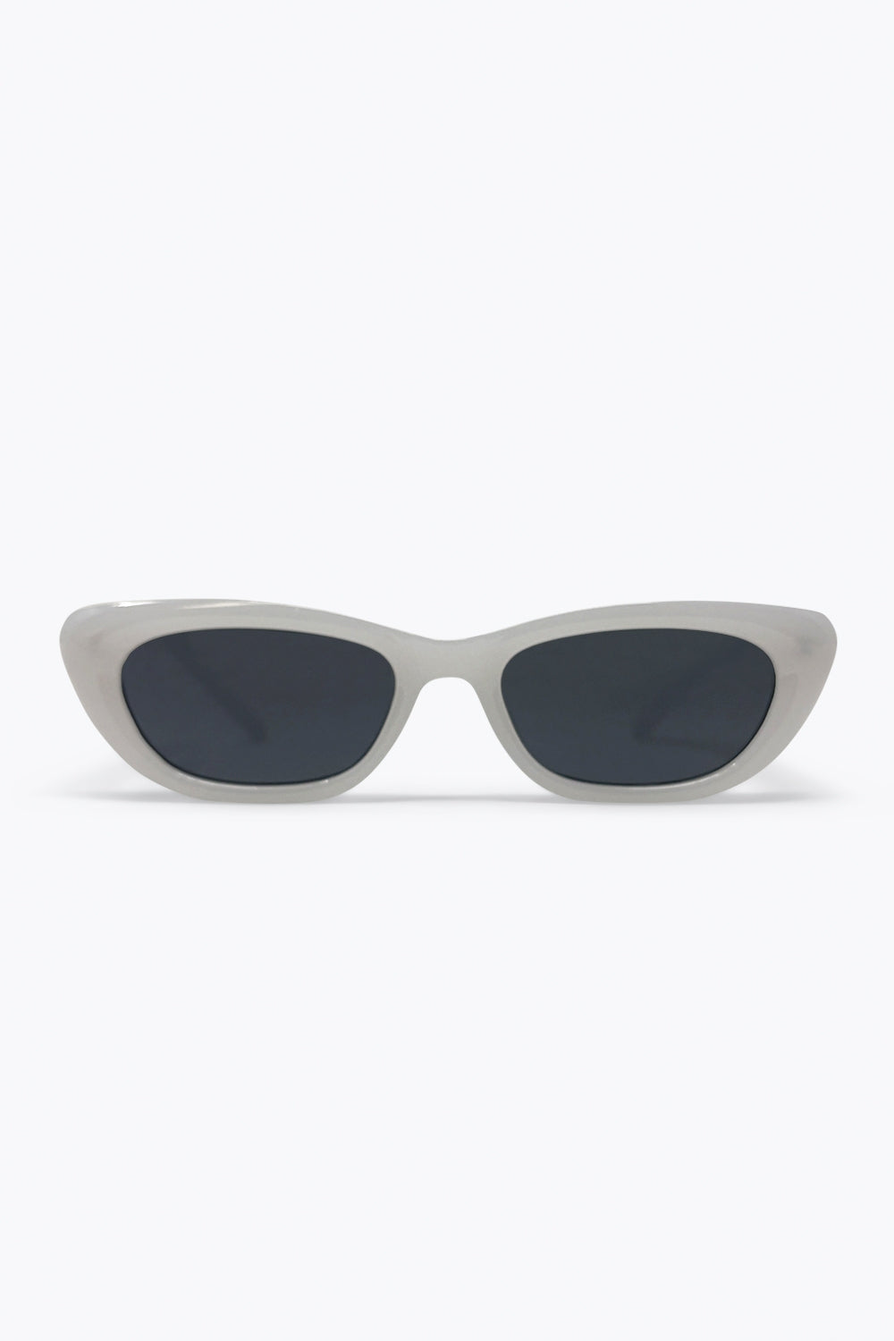 Monture œil de chat blanche avec logo argenté lunettes de soleil détails