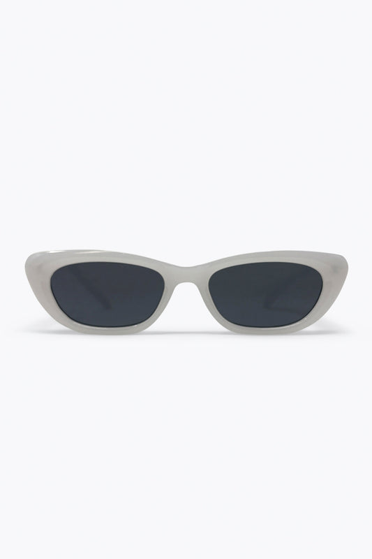 Monture œil de chat blanche avec logo argenté lunettes de soleil détails