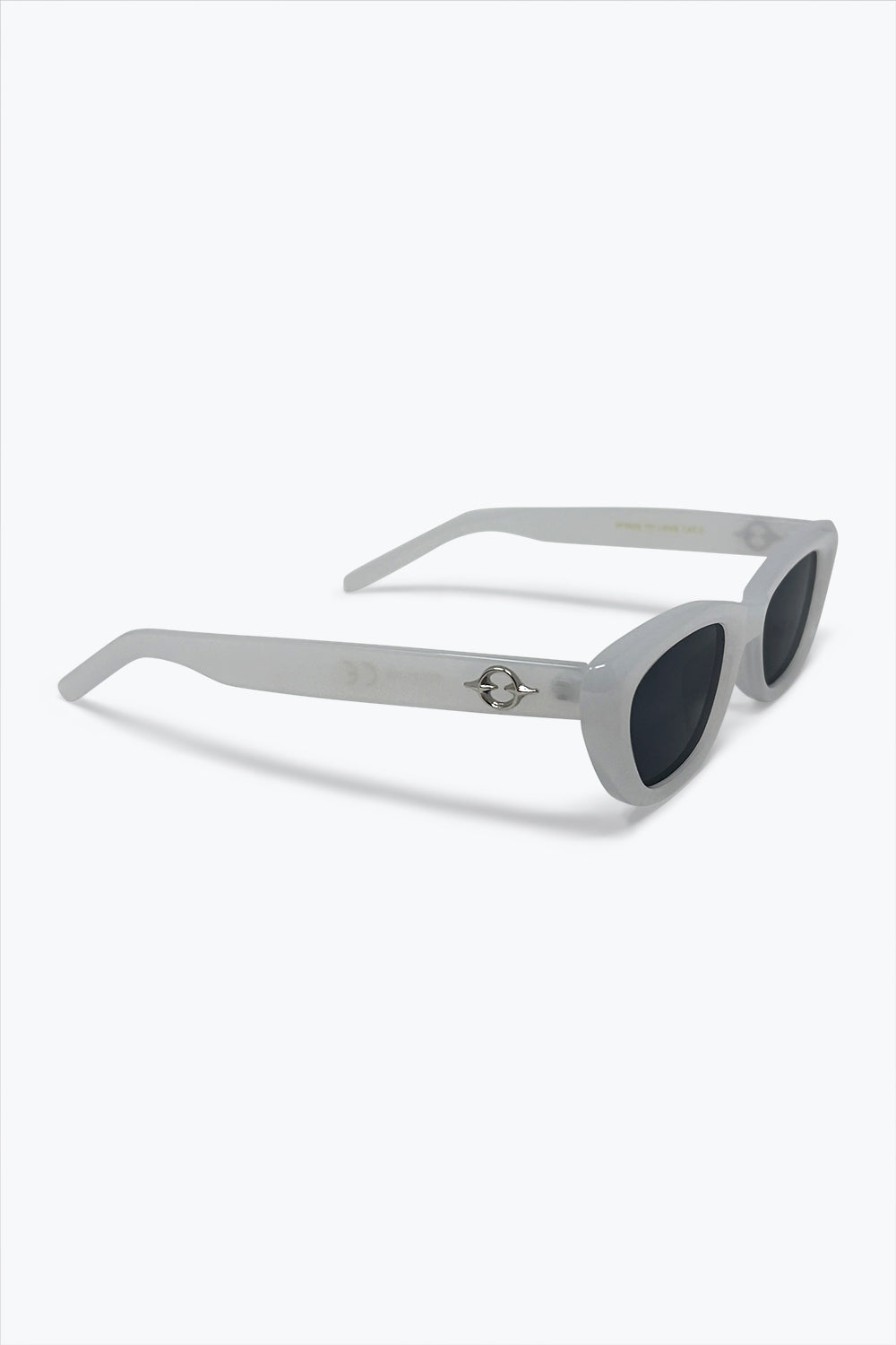 Monture œil de chat blanche avec logo argenté lunettes de soleil détails