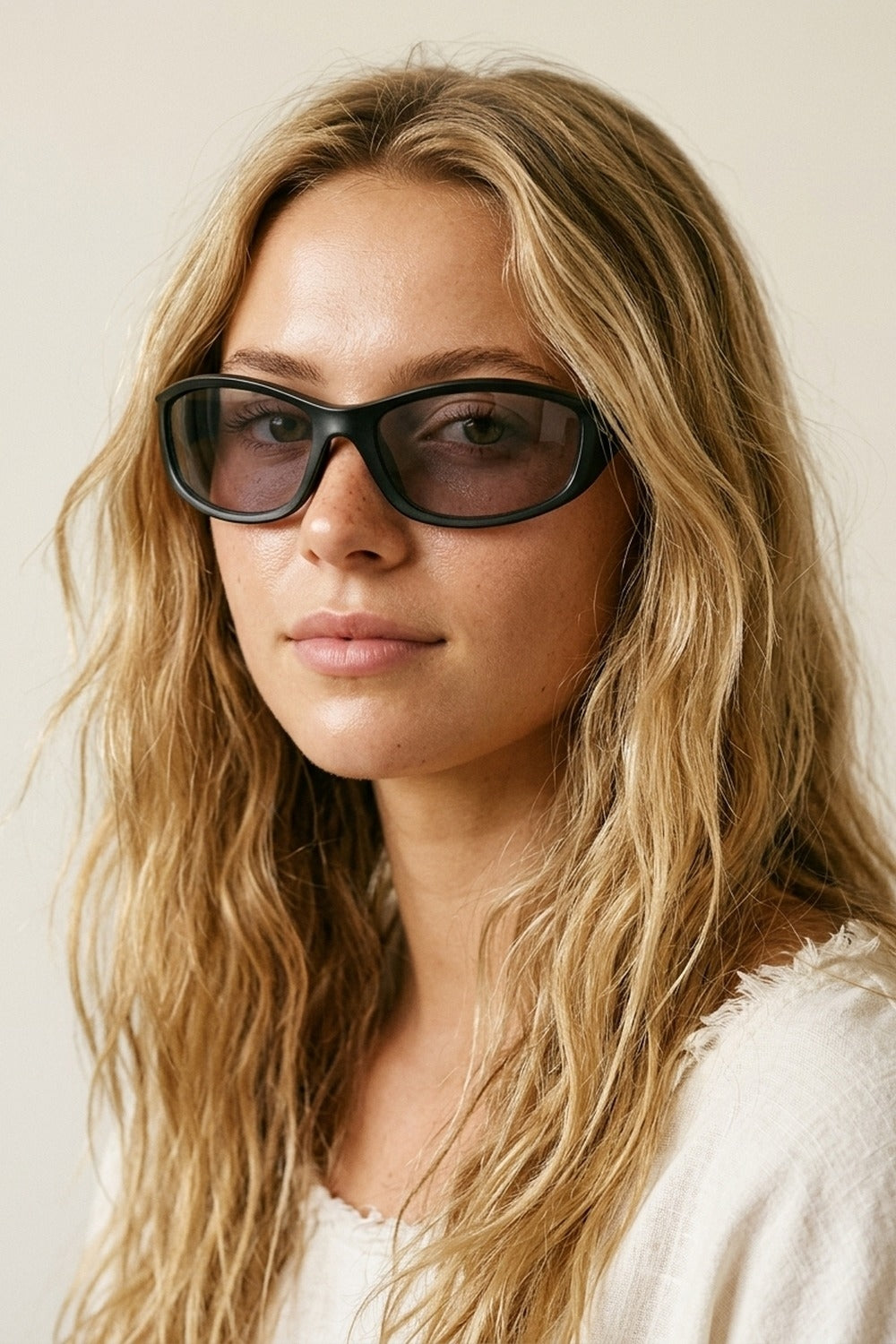 Lunettes de Soleil Ovales avec Monture Noire Brillante et Protection UV