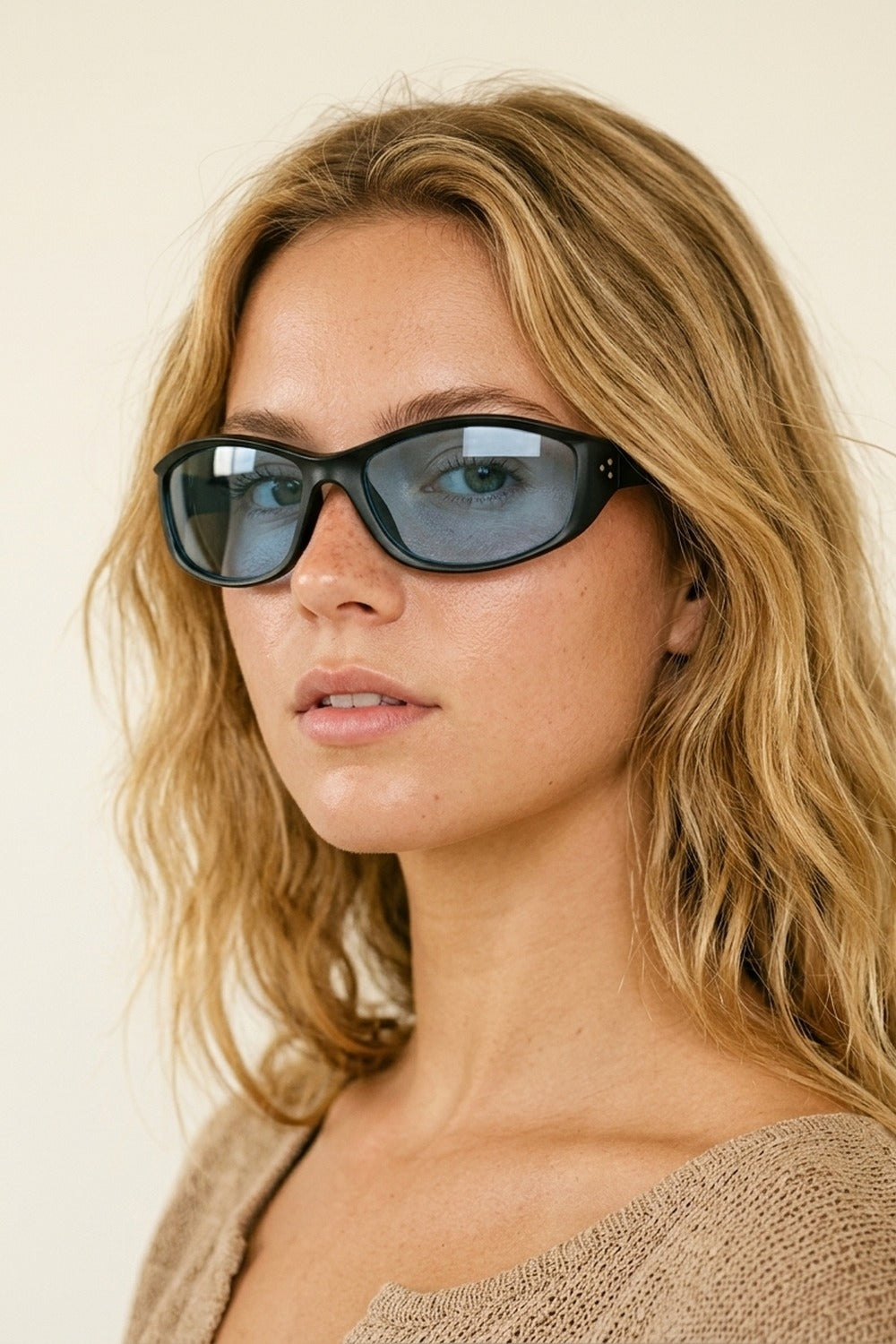 Lunettes de soleil rétro classiques avec monture ovale noire et verres bleus