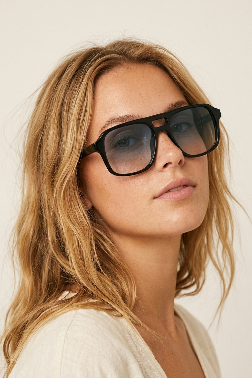 Lunettes de soleil aviateur classiques à monture carrée avec lentilles dégradées noires