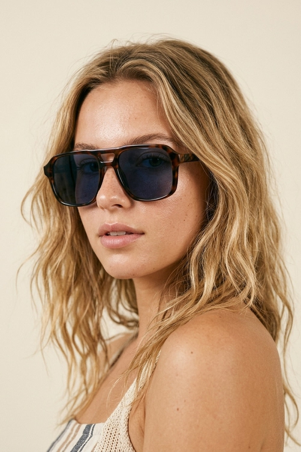 Lunettes de soleil carrées à monture écaille de tortue marron et verres bleus