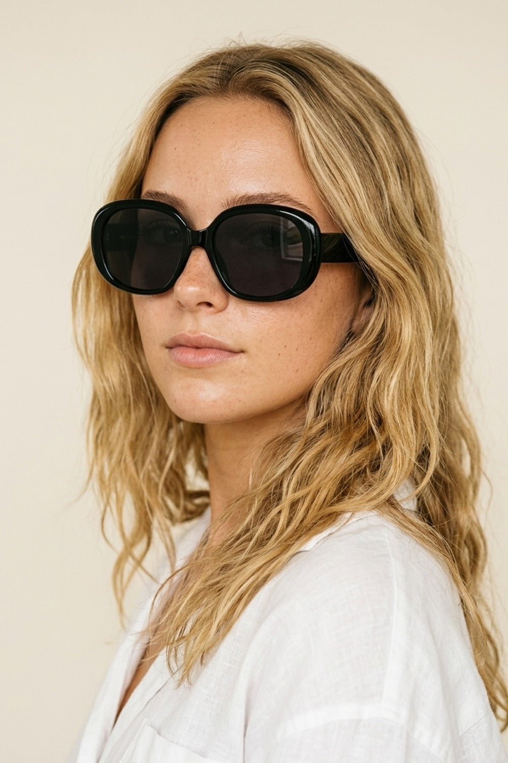 Lunettes de soleil noires surdimensionnées à monture carrée offrant une couverture complète